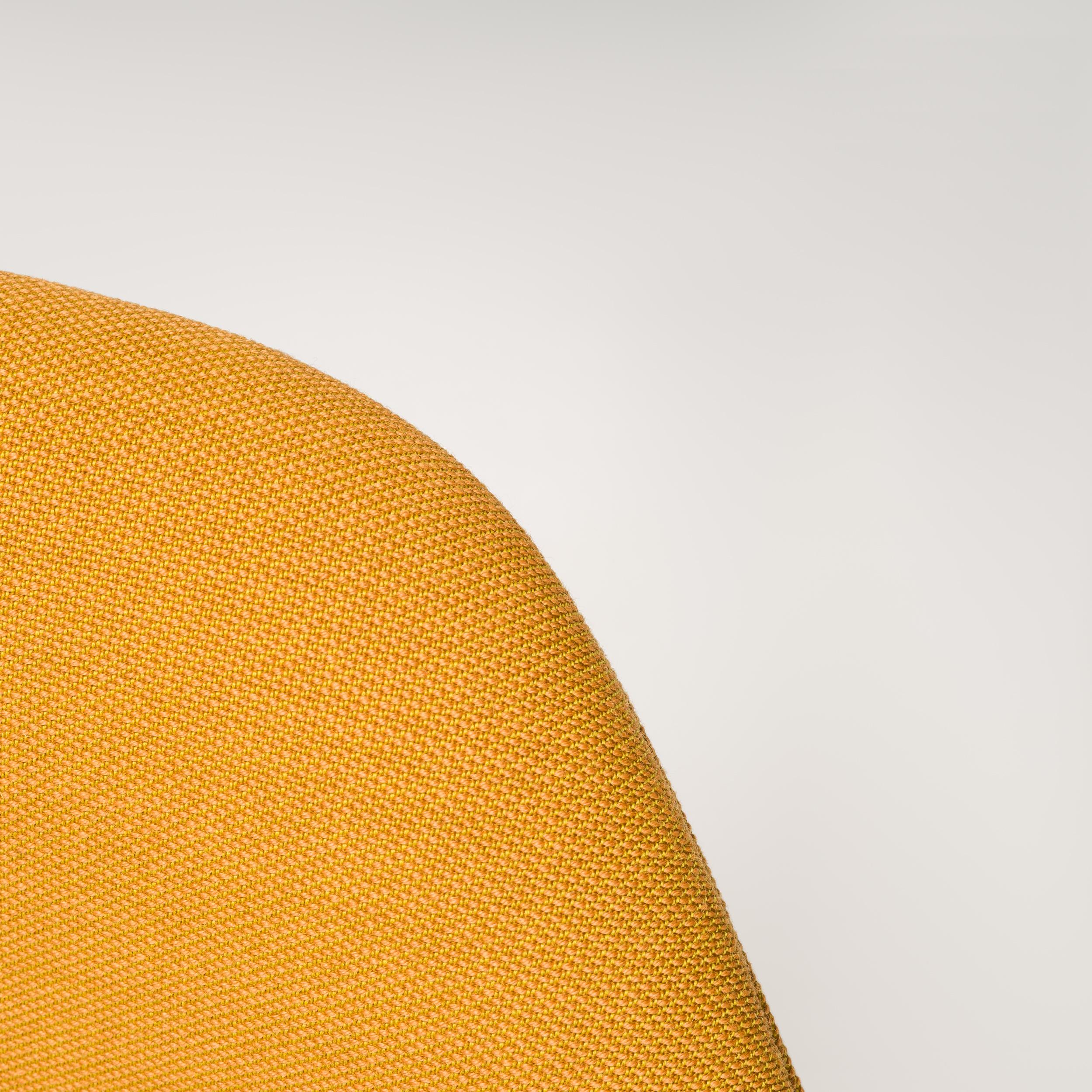 Fredericia by Space Copenhagen Fauteuil lounge Swoon en tissu jaune moutarde, 2021 en vente 2