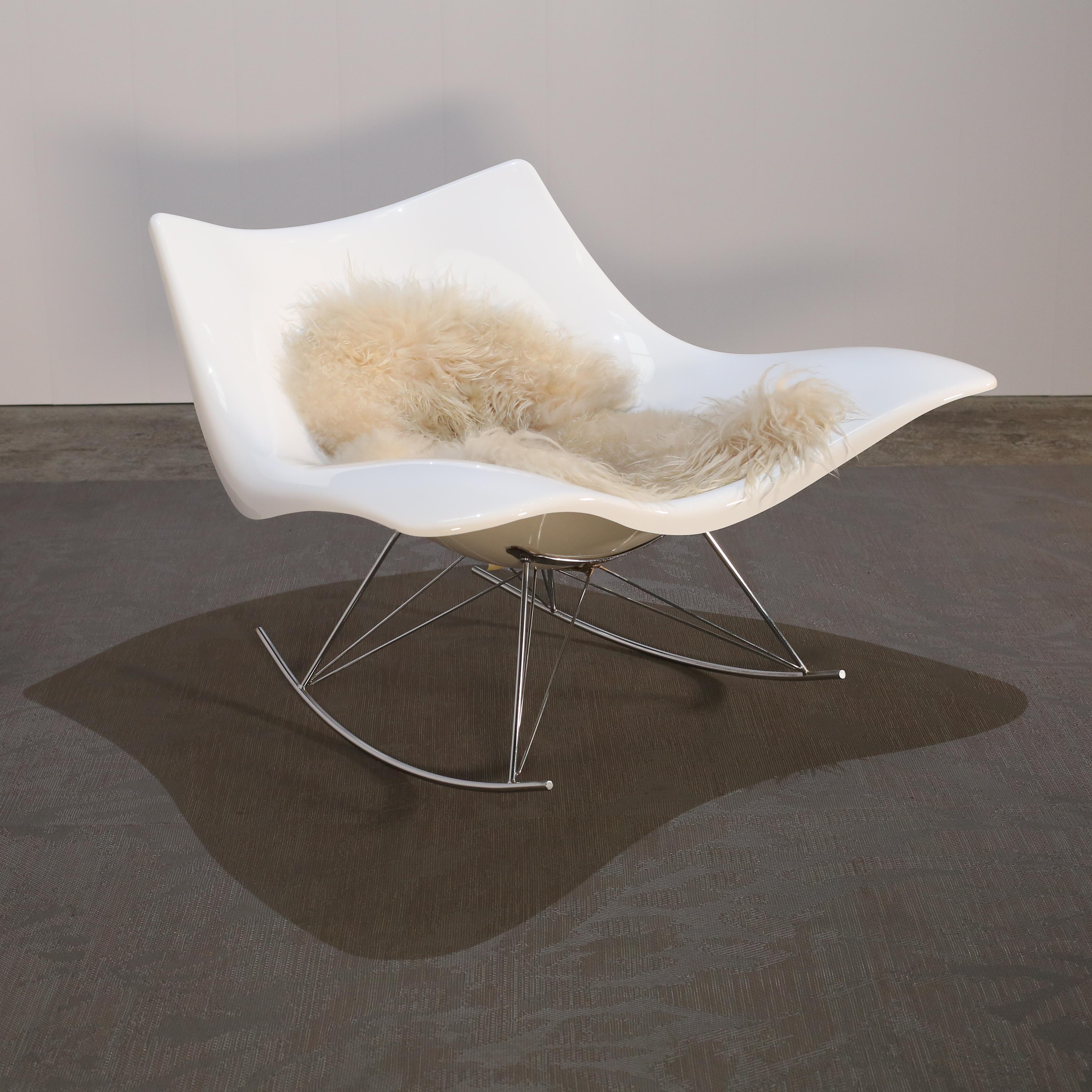 Der atemberaubende Stingray Rocking Chair wurde vom renommierten Designer Thomas Pedersen für Fredericia entworfen. Dieser mit viel Liebe zum Detail gefertigte Stuhl verfügt über ein einzigartiges und ergonomisches Design, das maximalen Komfort und