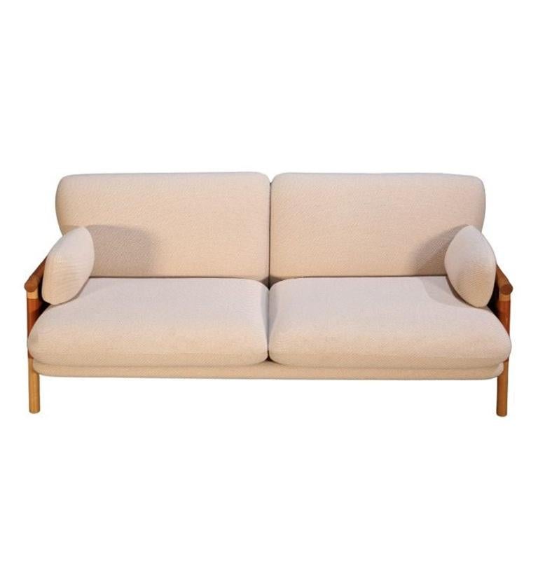 Presentamos el impresionante Sofá Fredericia Savannah, diseñado por el renombrado dúo Erik Jorgensen y Monica Förster. Esta lujosa pieza desprende elegancia y sofisticación, perfecta para cualquier espacio moderno. Fabricado con materiales de la