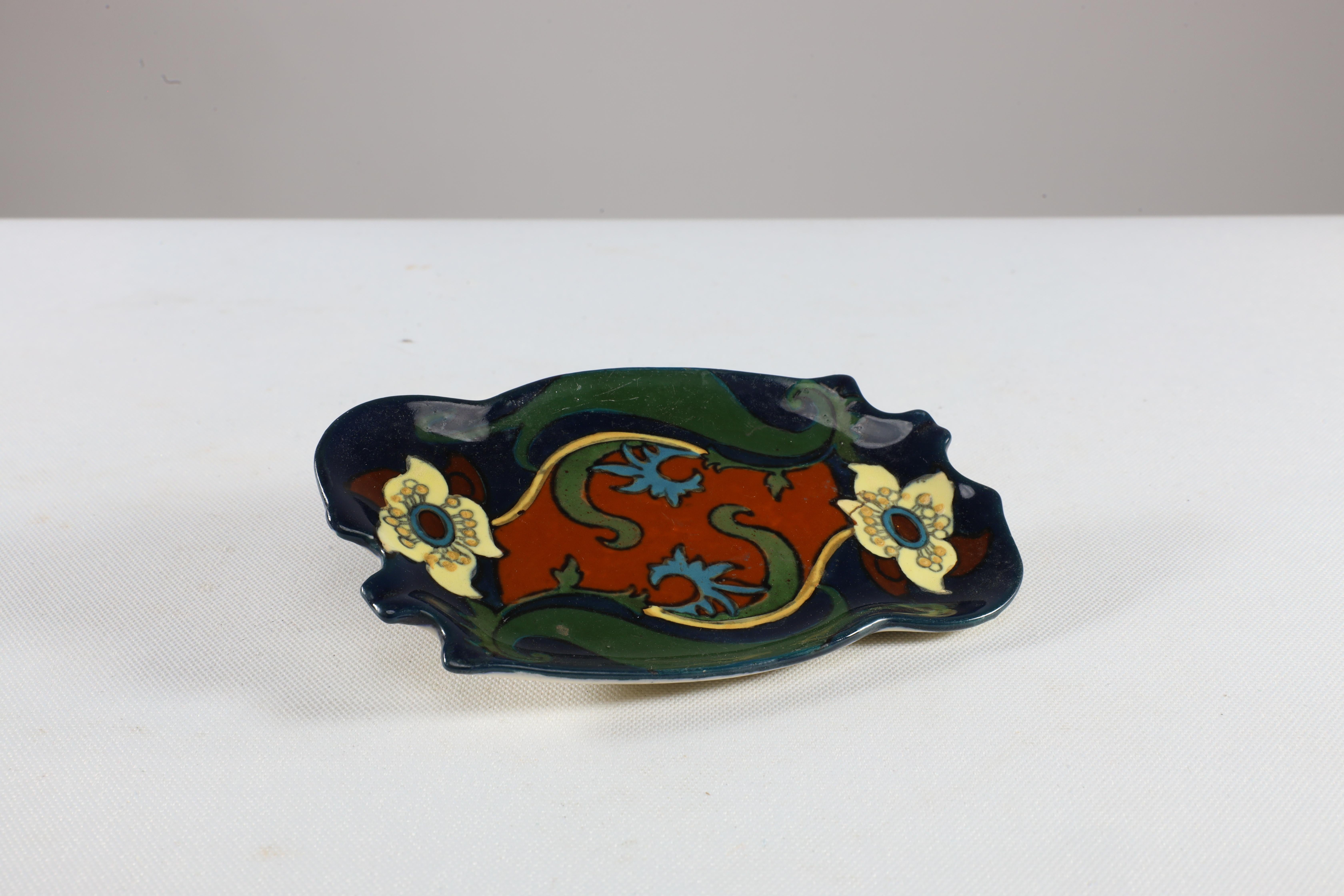 Frederick Alfred Rhead for Foley Art Pottery. A set of two pottery tray and pot For Sale 6