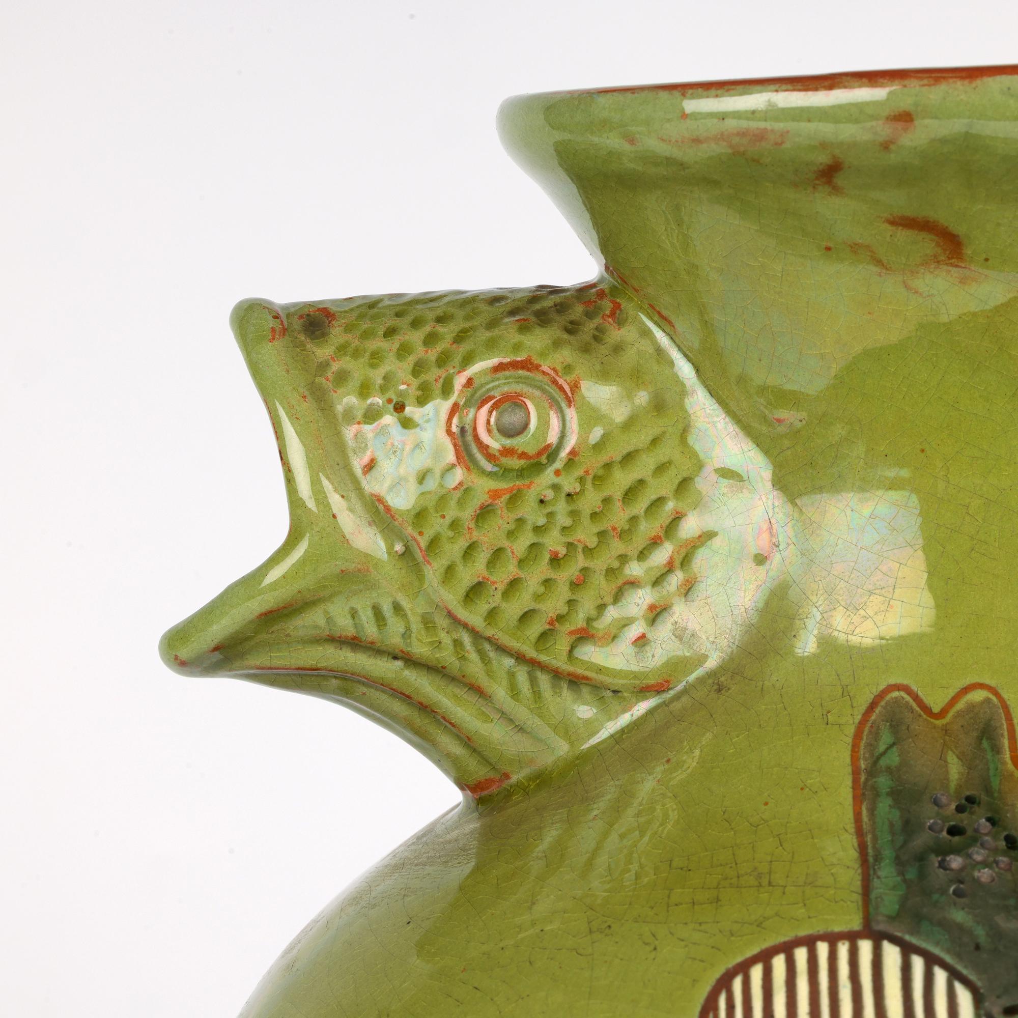 Une superbe et grande cruche à bec verseur en poterie d'art de Charles Brannam avec des sgraffites en bas-relief de poissons nageant, réalisés par Frederick Braddon et datés de 1896. Le grand vase en faïence rouge repose sur une base ronde étroite