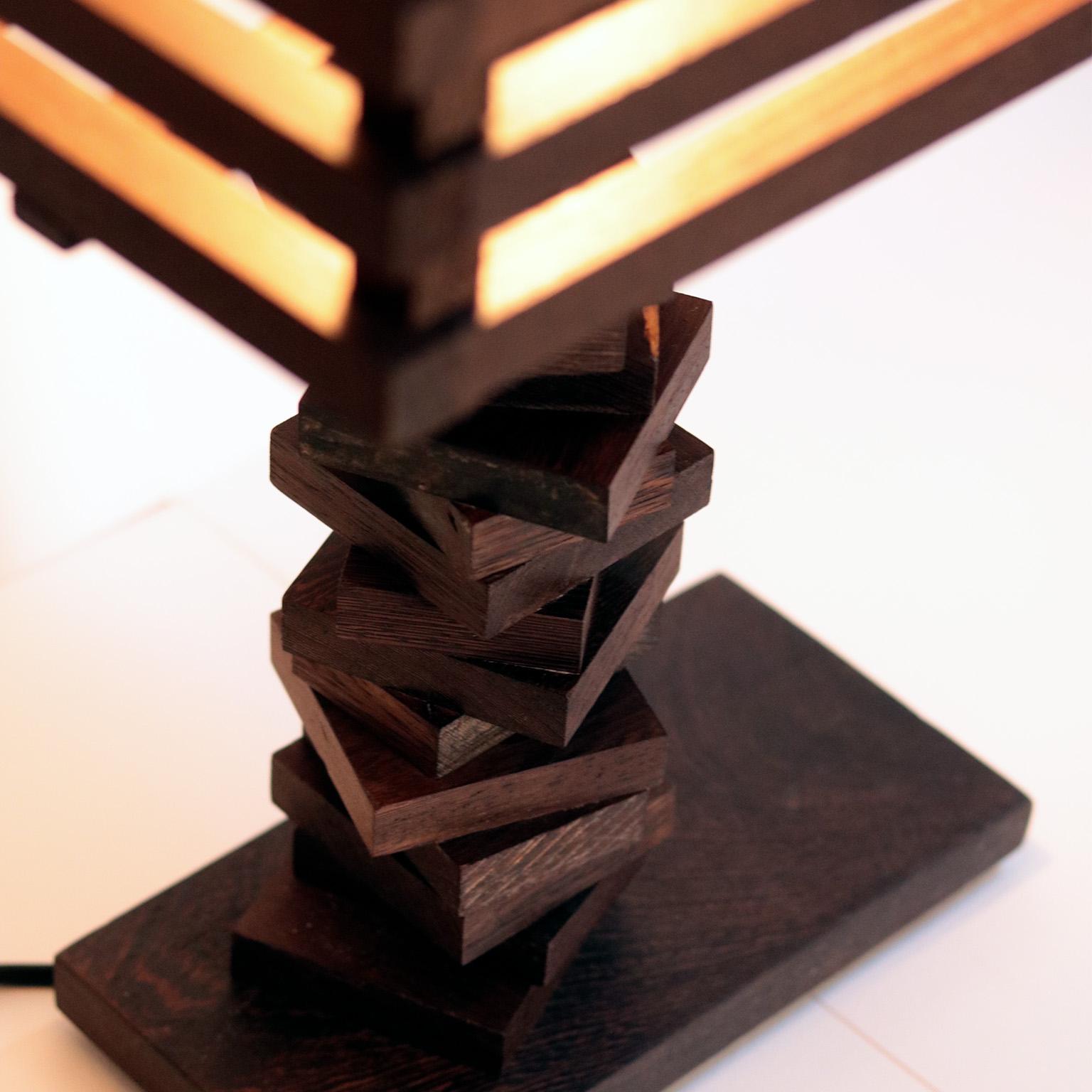 Moderne Lampe de table en bois à lamelles Brown en vente