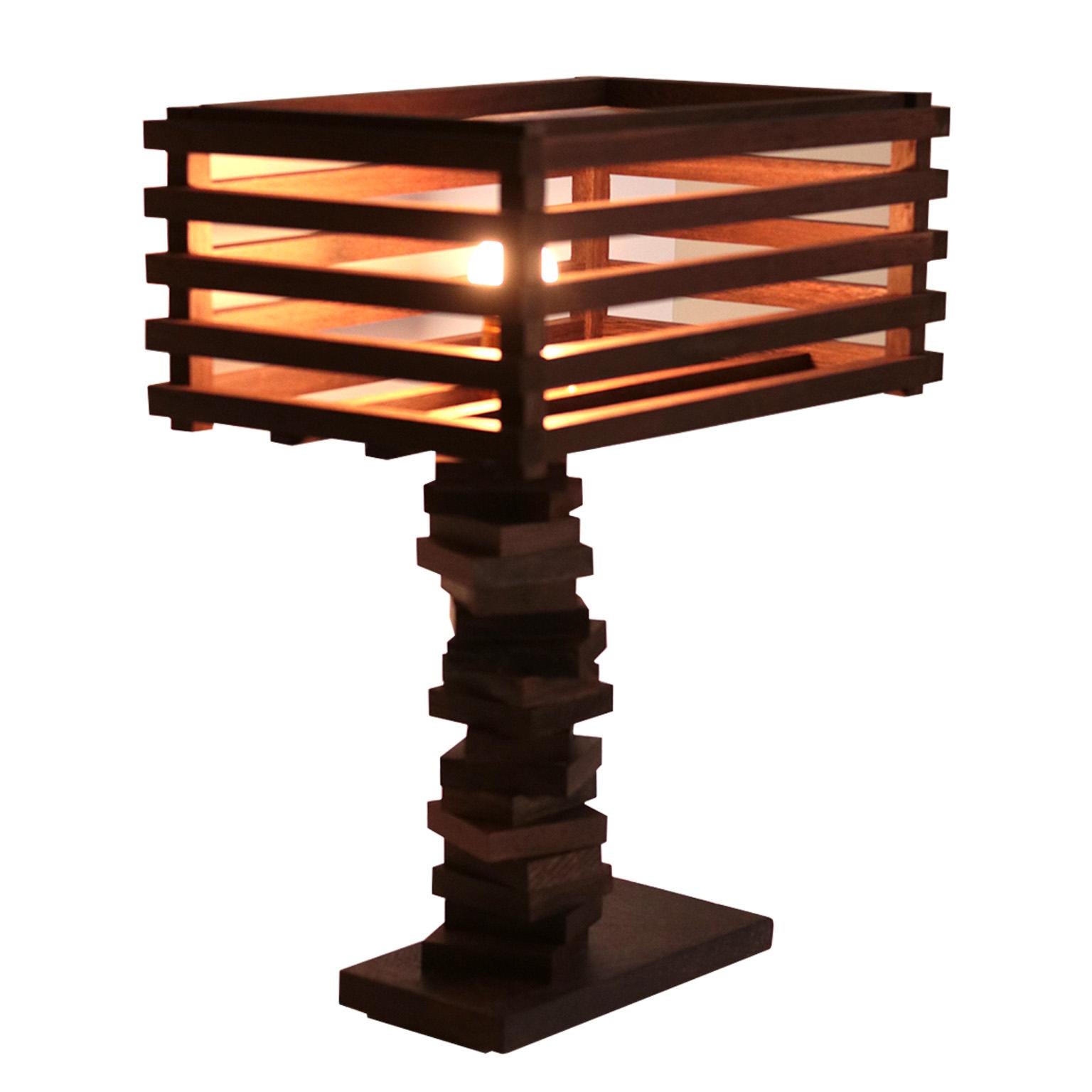Nord-américain Lampe de table en bois à lamelles Brown en vente