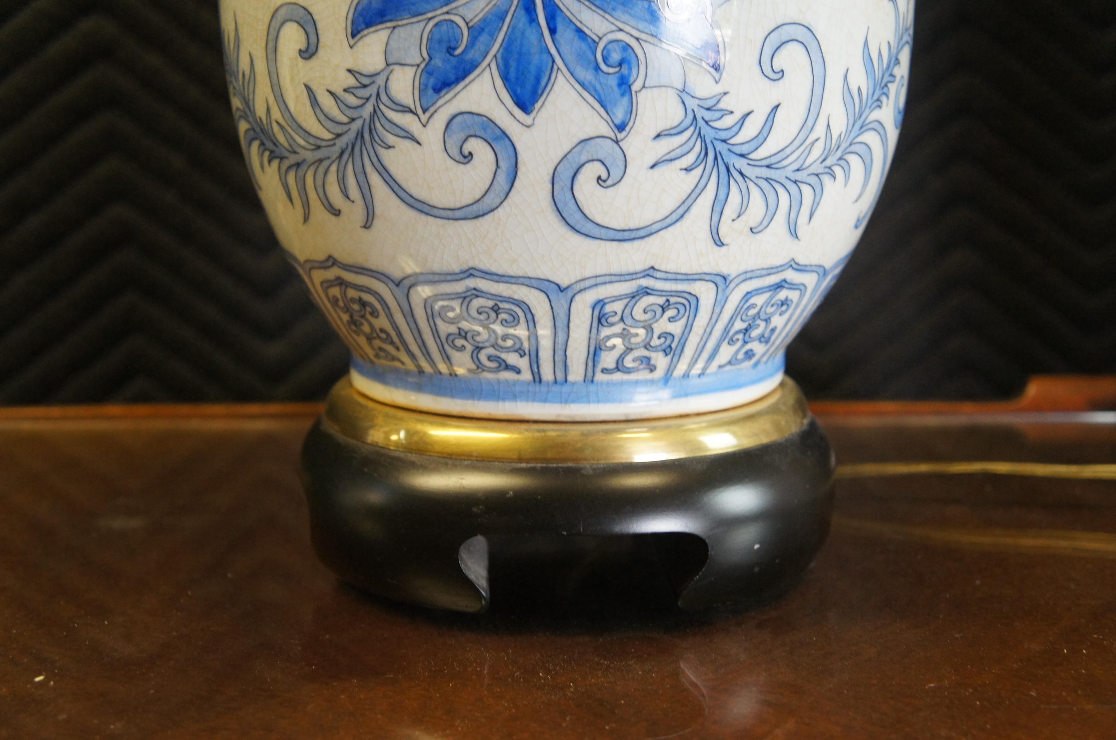 Lampe de cheminée en porcelaine de Chine bleue et blanche avec vase en forme d'urne à gingembre de Frederick Cooper en vente 5