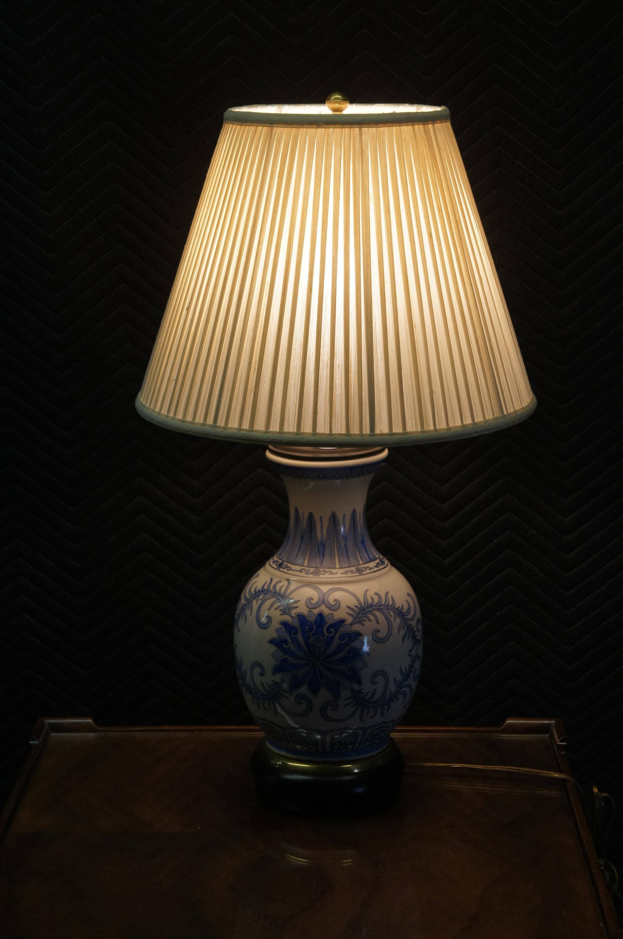 Lampe de cheminée en porcelaine de Chine bleue et blanche avec vase en forme d'urne à gingembre de Frederick Cooper en vente 6