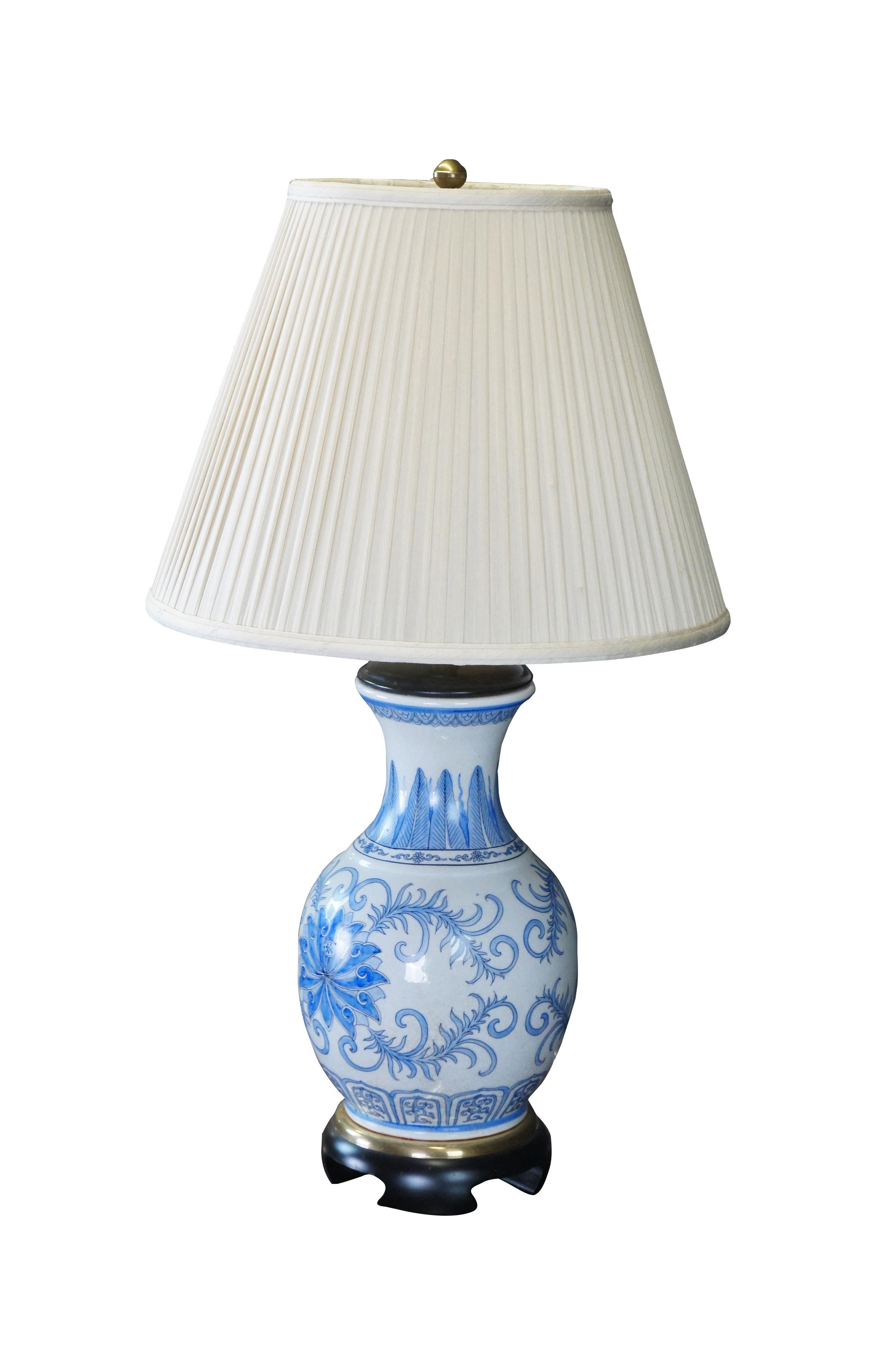 Lampe de table Vintage Frederick Cooper en porcelaine bleue et blanche avec un vase / urne / pot à motifs floraux de chinoiserie. 

Dimensions :
31