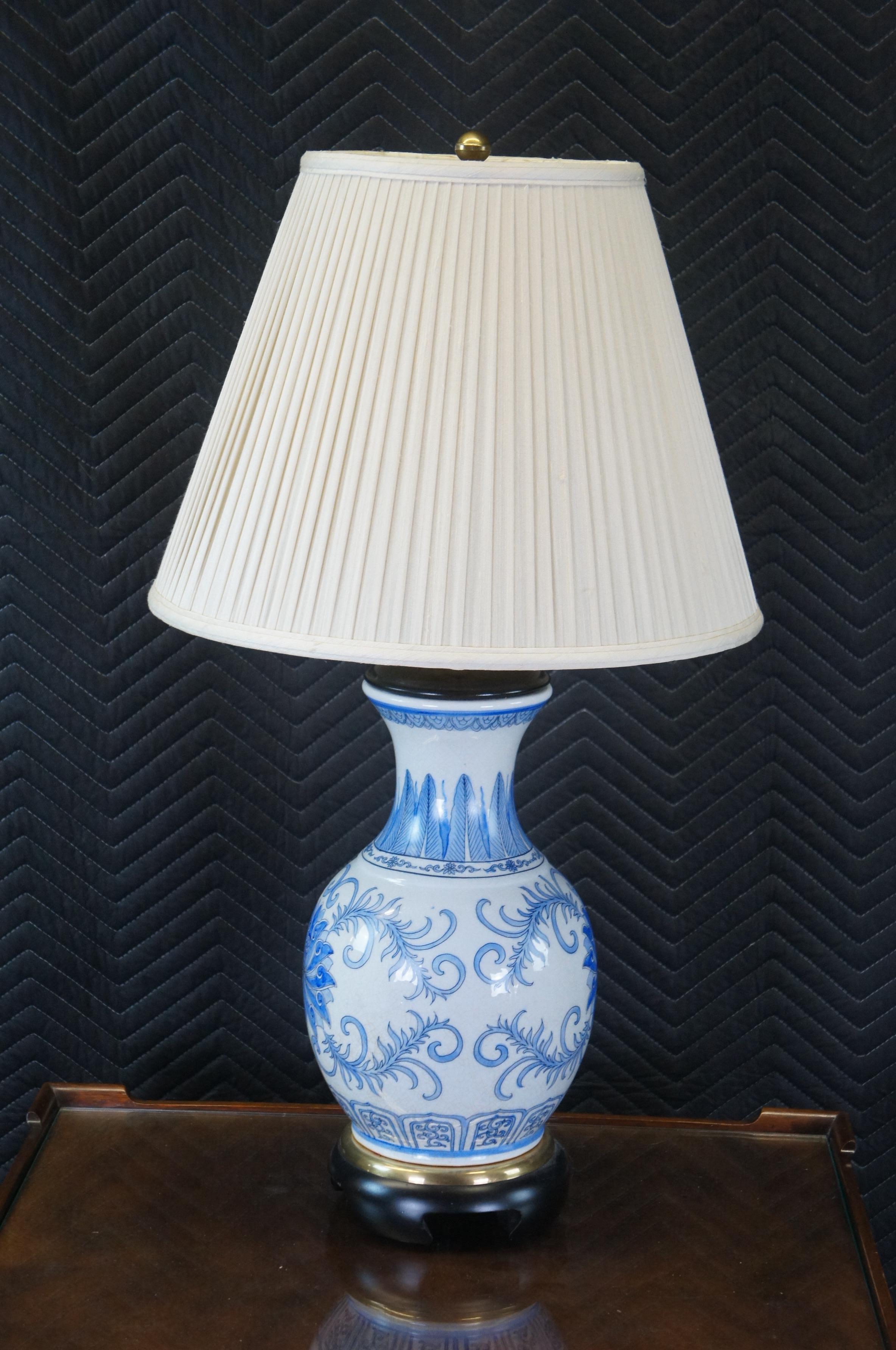 Porcelaine Lampe de cheminée en porcelaine de Chine bleue et blanche avec vase en forme d'urne à gingembre de Frederick Cooper en vente