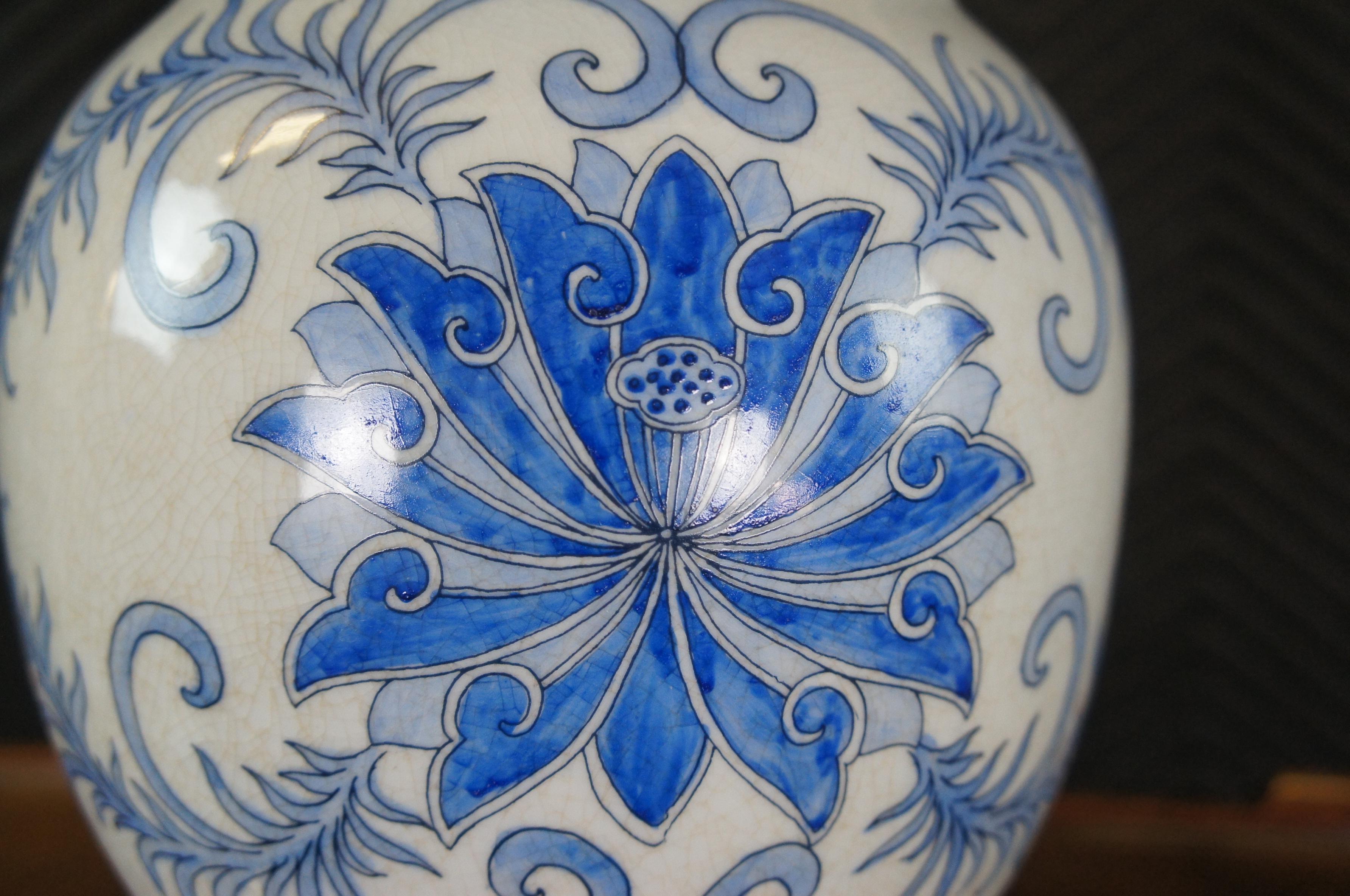 Lampe de cheminée en porcelaine de Chine bleue et blanche avec vase en forme d'urne à gingembre de Frederick Cooper en vente 2