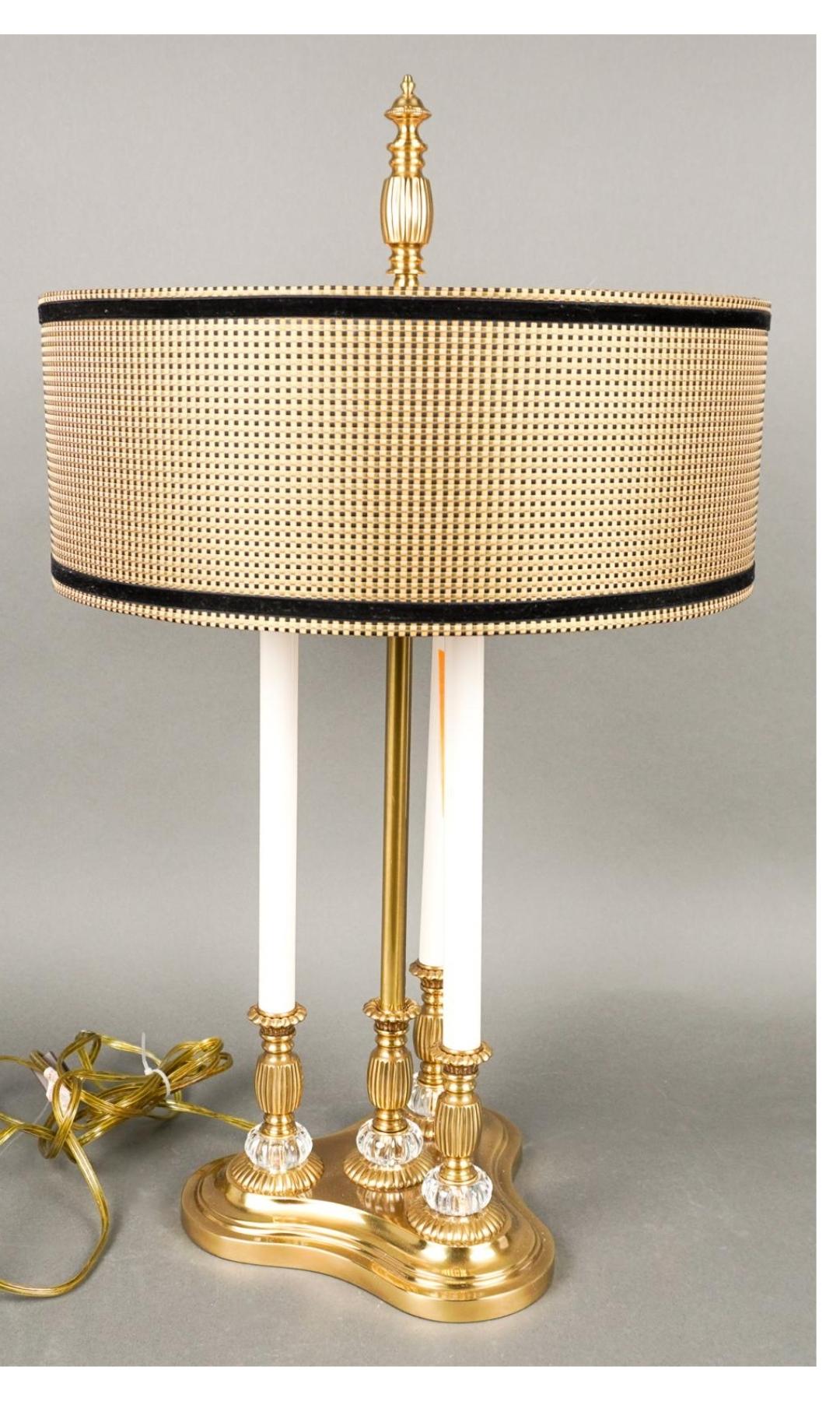 Une superbe lampe bouillote en laiton de Frederick Cooper avec son abat-jour original en velours de soie noir et or/jaune. Excellent état
Mesure à la base 10