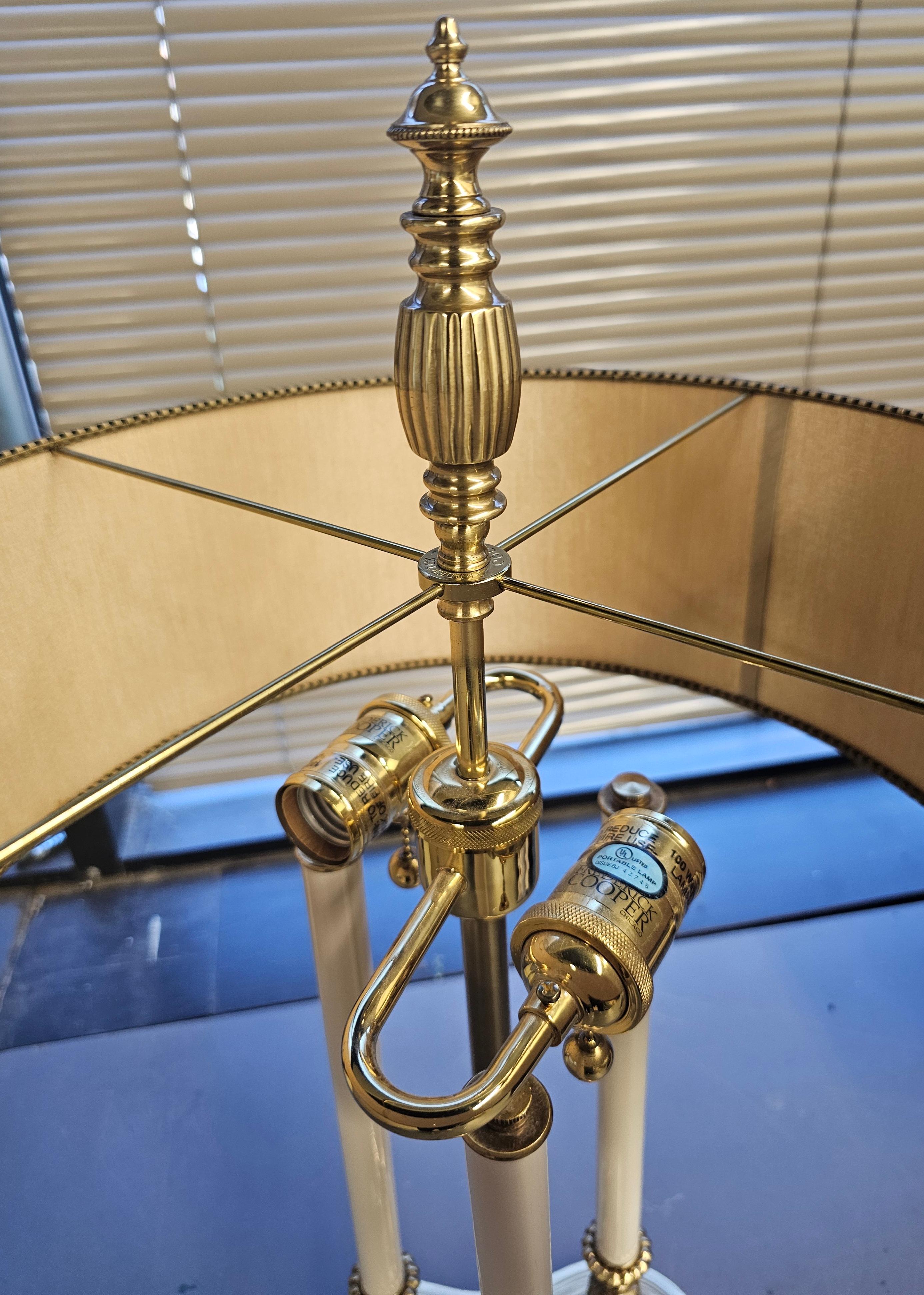 Frederick Cooper Bouillote-Lampe aus Messing mit originalem Seidensamtschirm (amerikanisch) im Angebot