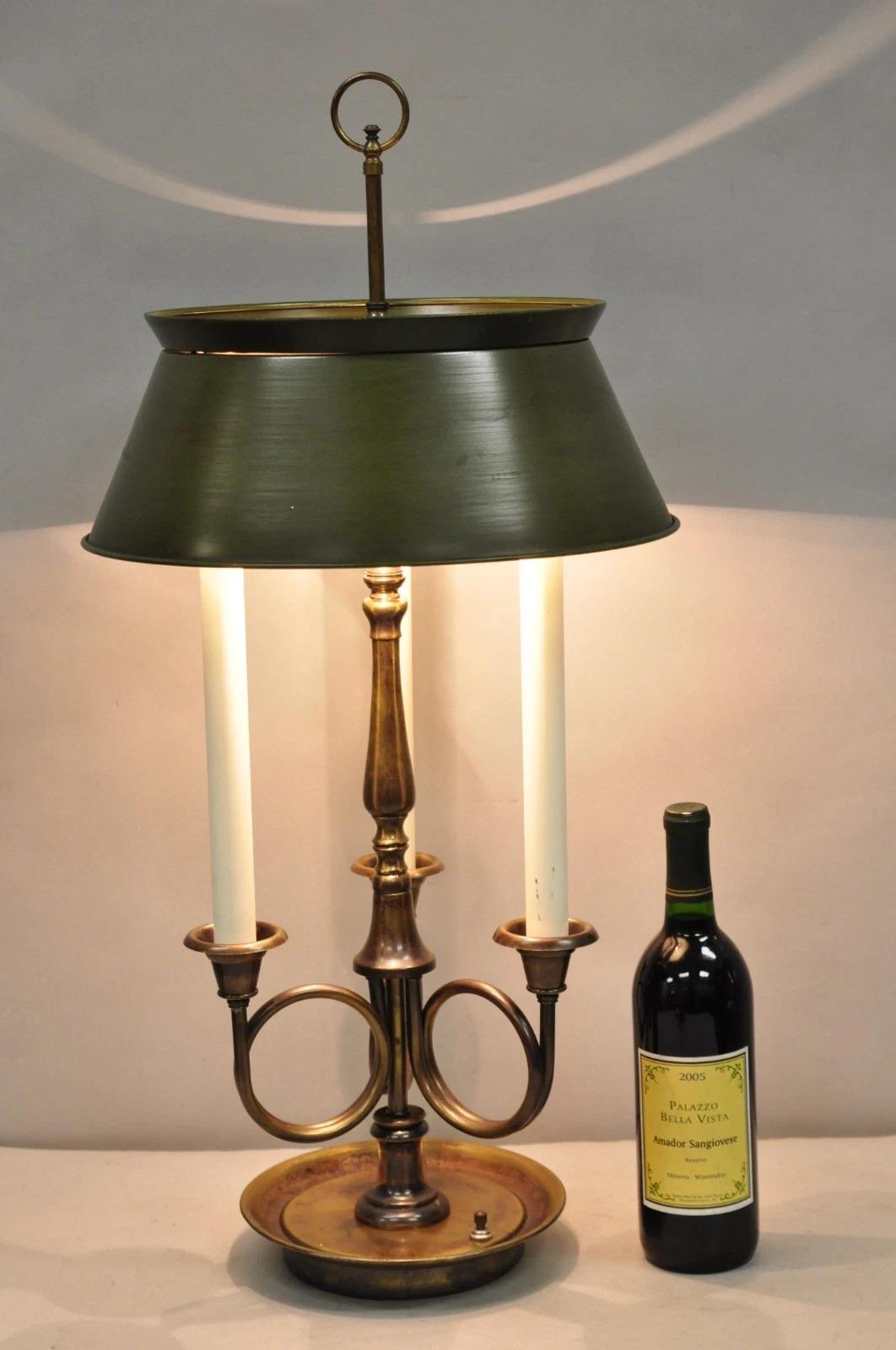 Vintage Frederick Cooper Brnished Brass Bouillotte Trompete Arm Tischlampe w / Grün Tole Metall Schatten. CIRCA Spätes 20. Jahrhundert. Abmessungen: 30