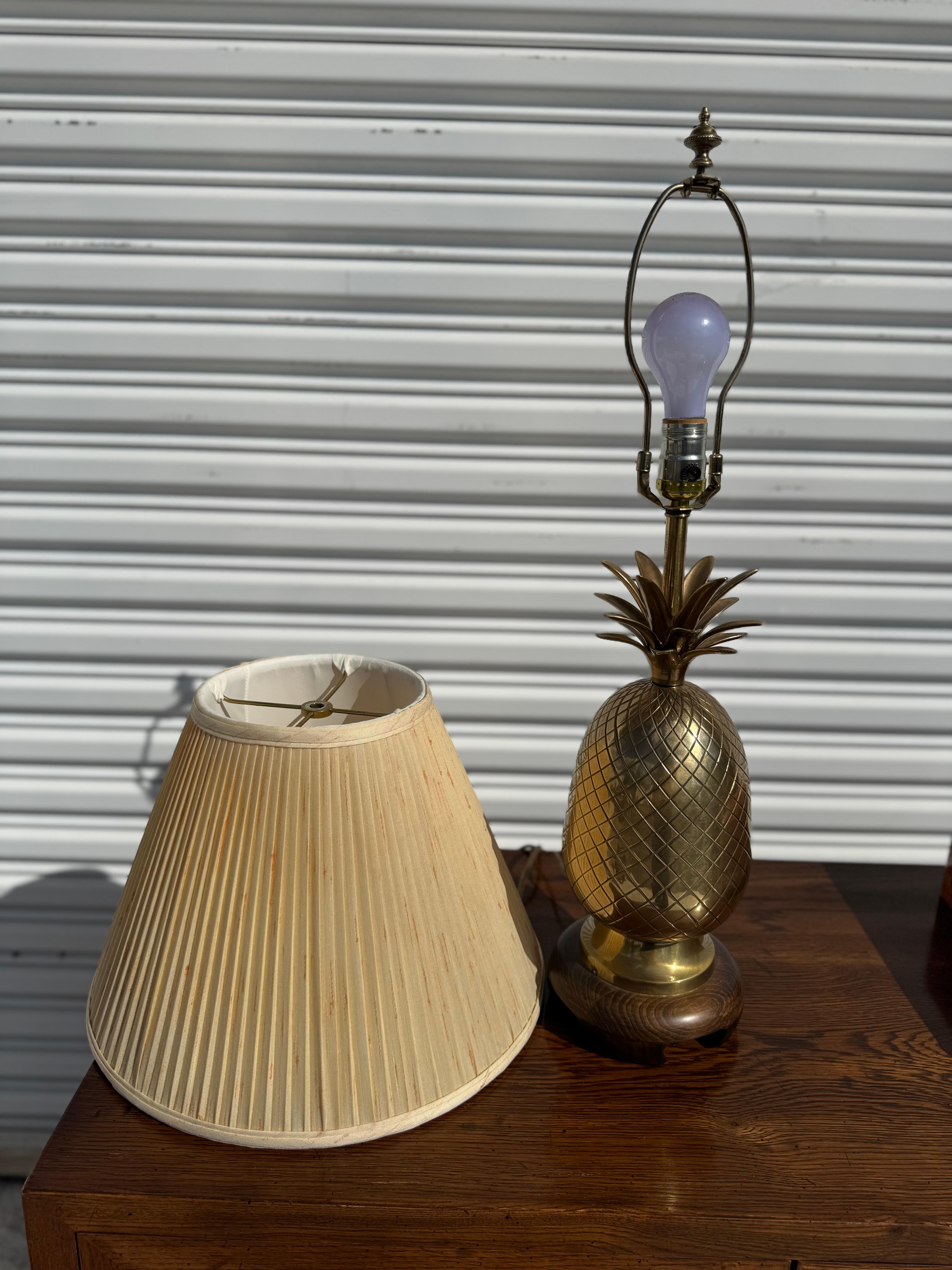 Classico americano Lampada da tavolo ad ananas in ottone Frederick Cooper in vendita