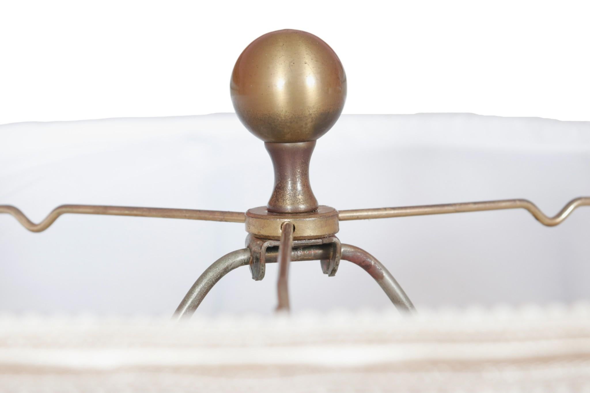 Américain Paire de lampes de table à urne en laiton Frederick Cooper en vente