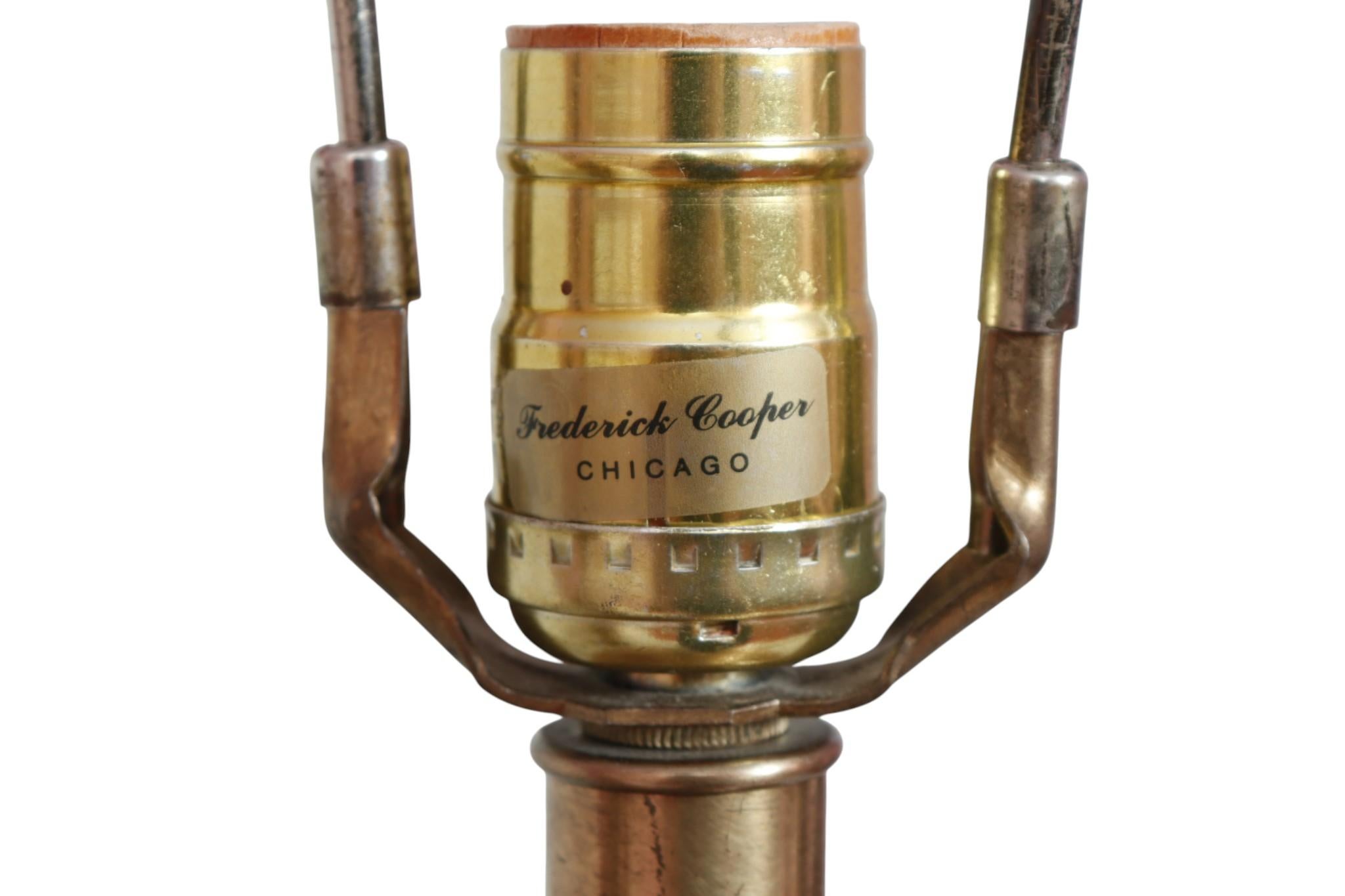 Paire de lampes de table à urne en laiton Frederick Cooper Bon état - En vente à Bradenton, FL