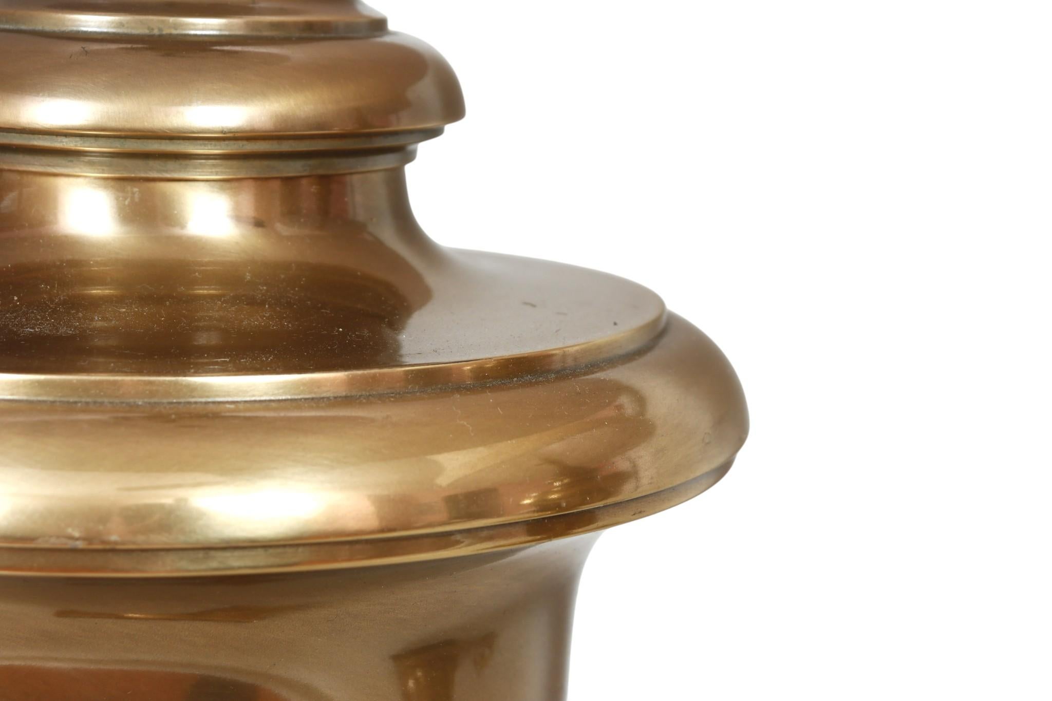 20ième siècle Paire de lampes de table à urne en laiton Frederick Cooper en vente