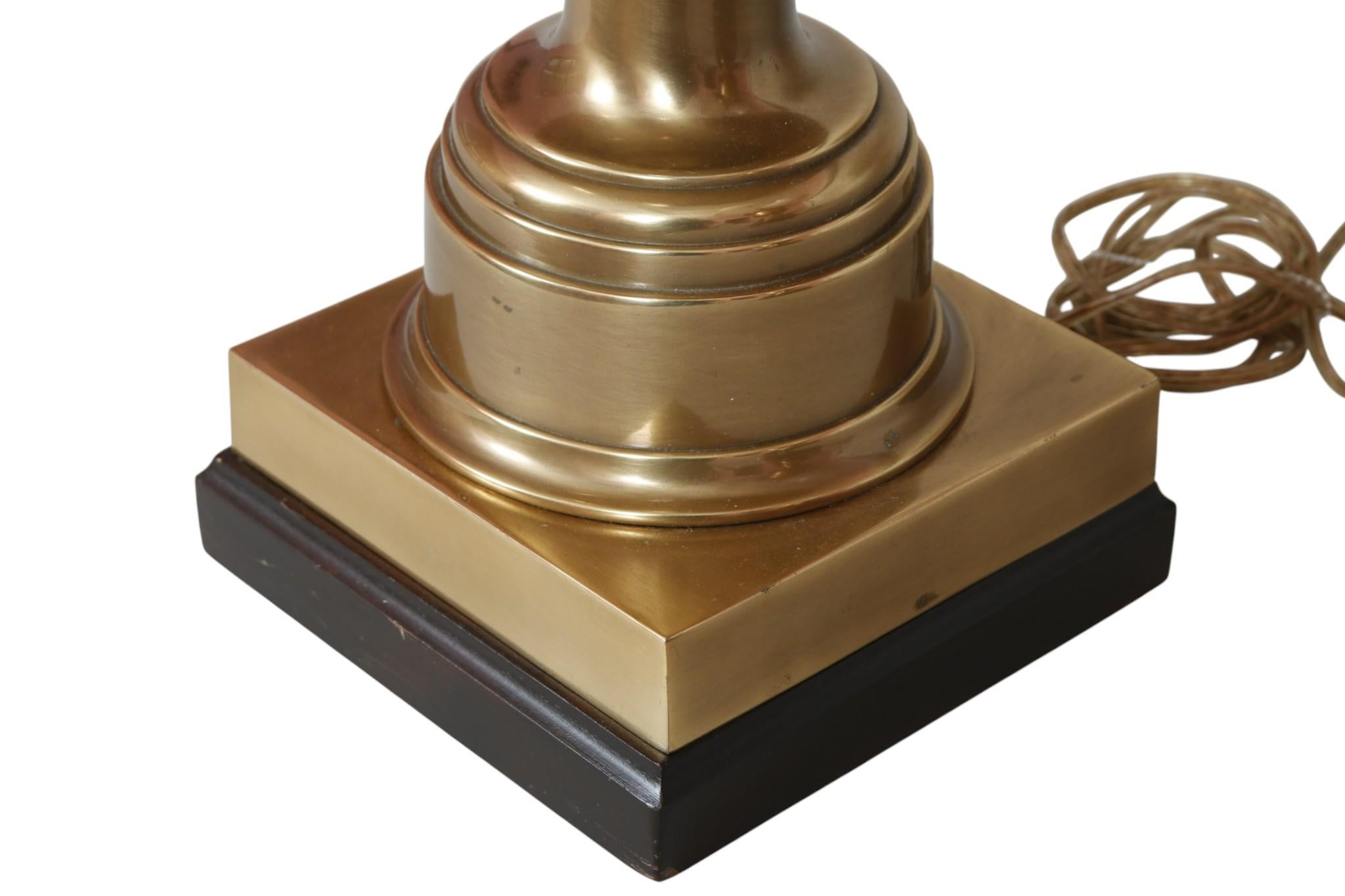 Laiton Paire de lampes de table à urne en laiton Frederick Cooper en vente