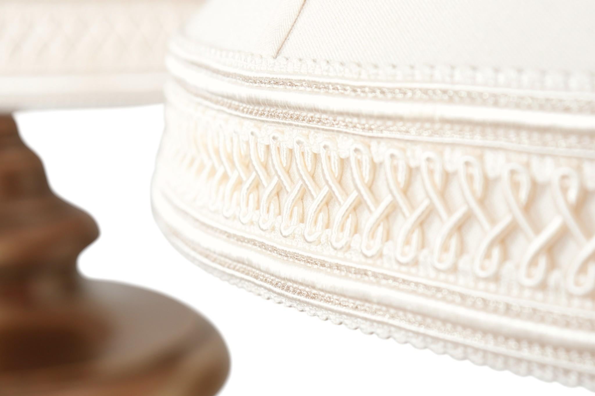 Paire de lampes de table à urne en laiton Frederick Cooper en vente 1