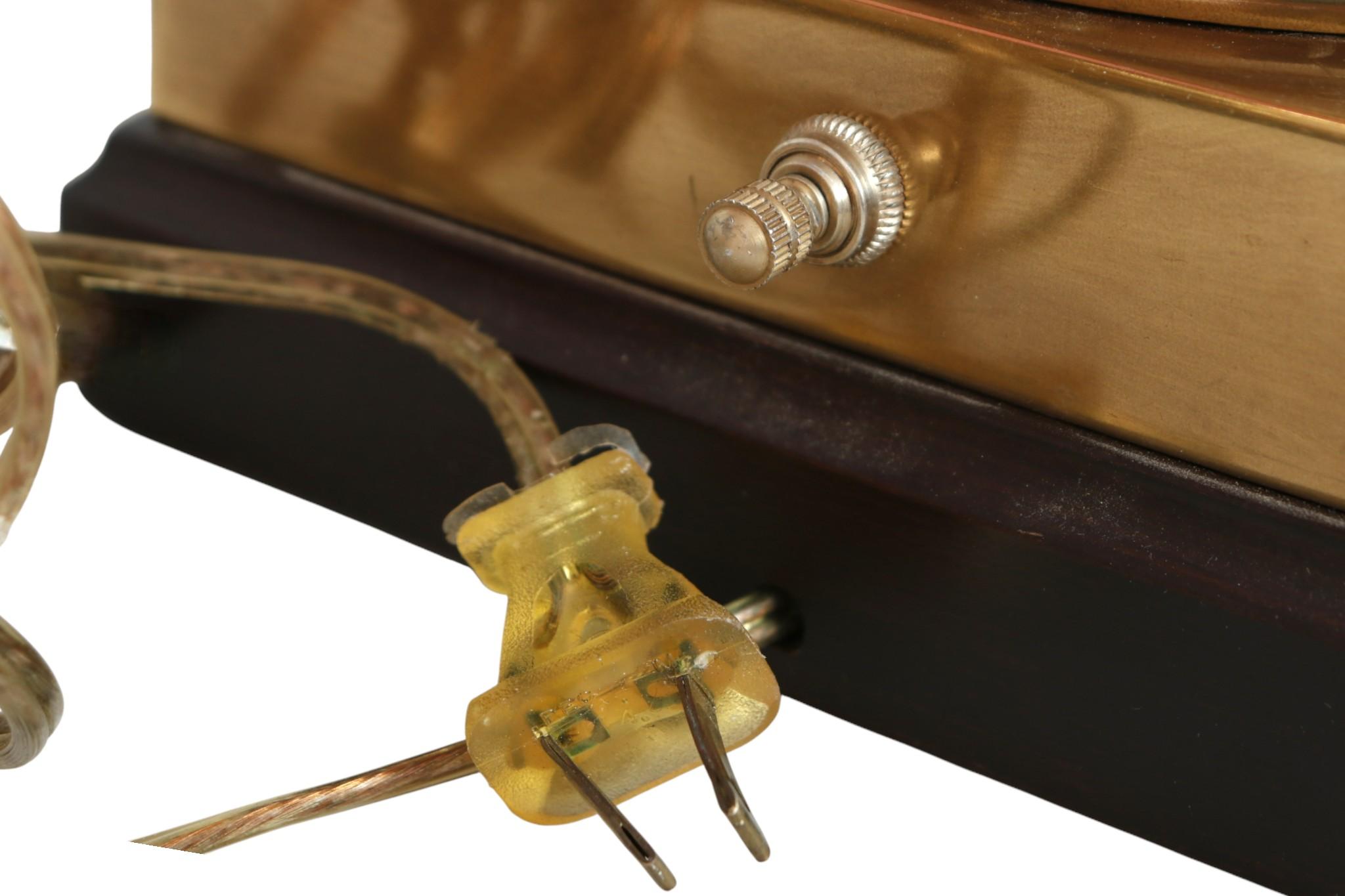 Paire de lampes de table à urne en laiton Frederick Cooper en vente 2