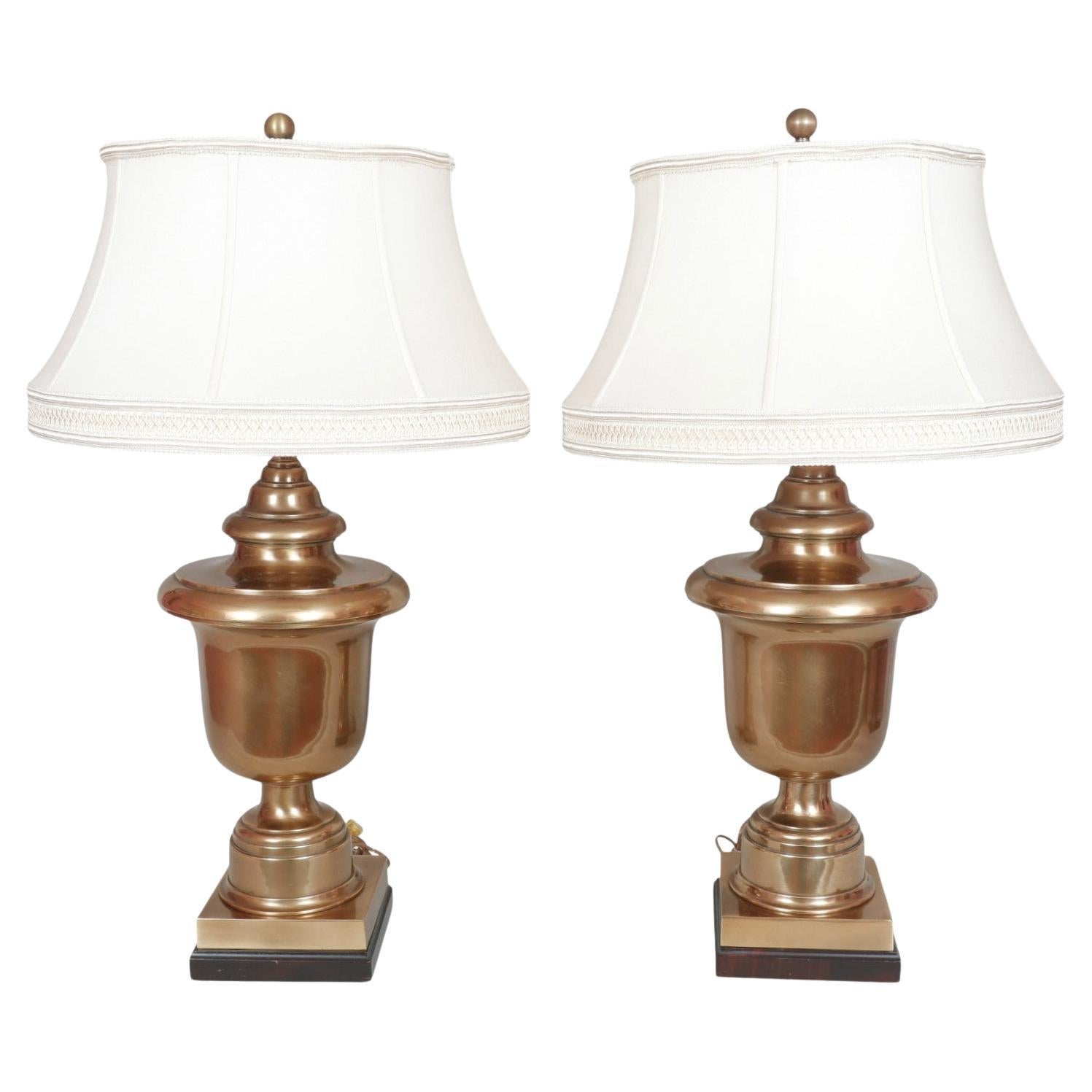 Paire de lampes de table à urne en laiton Frederick Cooper en vente