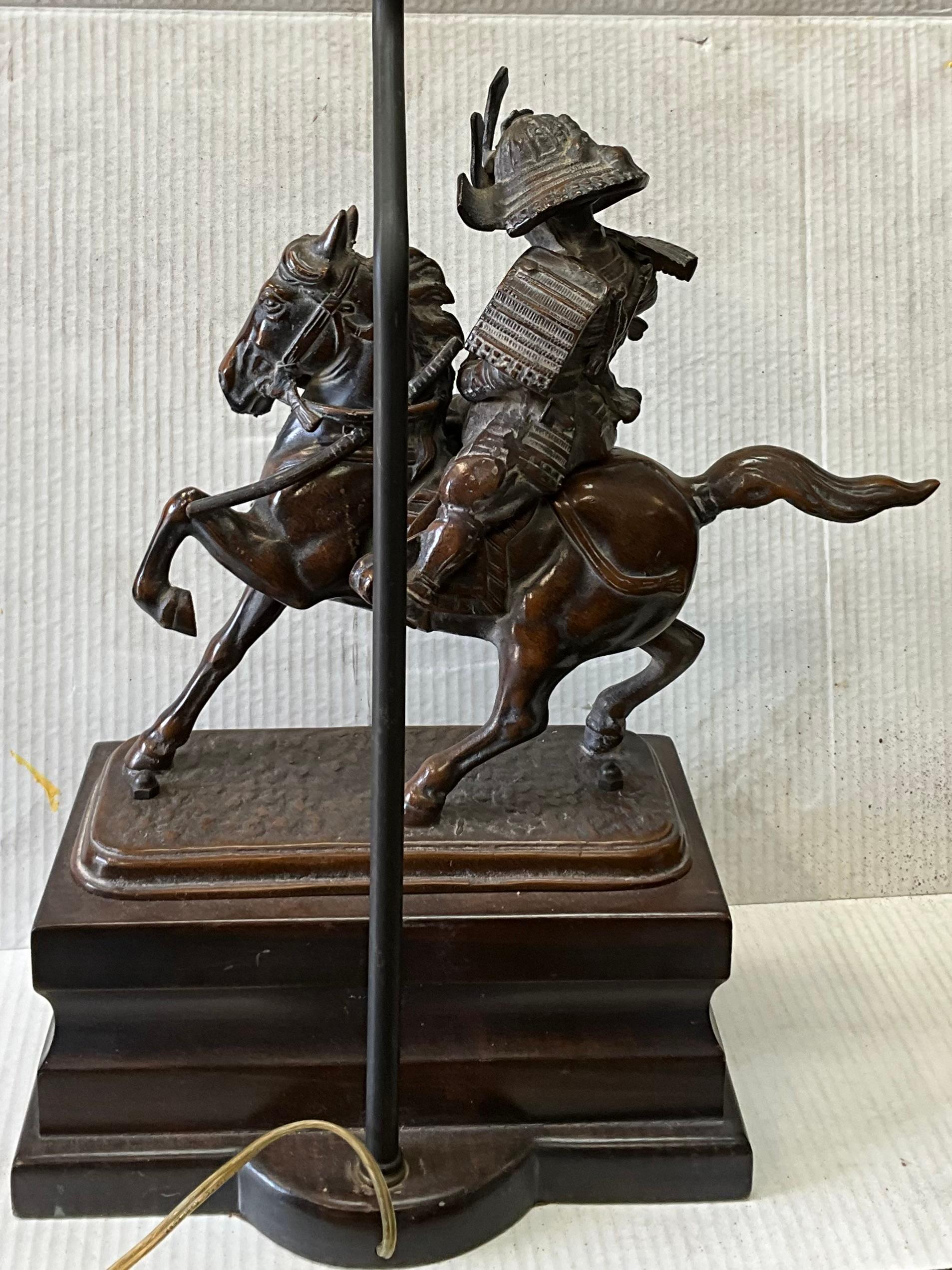 Frederick Cooper Bronze Chinese Warrior & Horse Tischlampe (Chinesischer Export) im Angebot