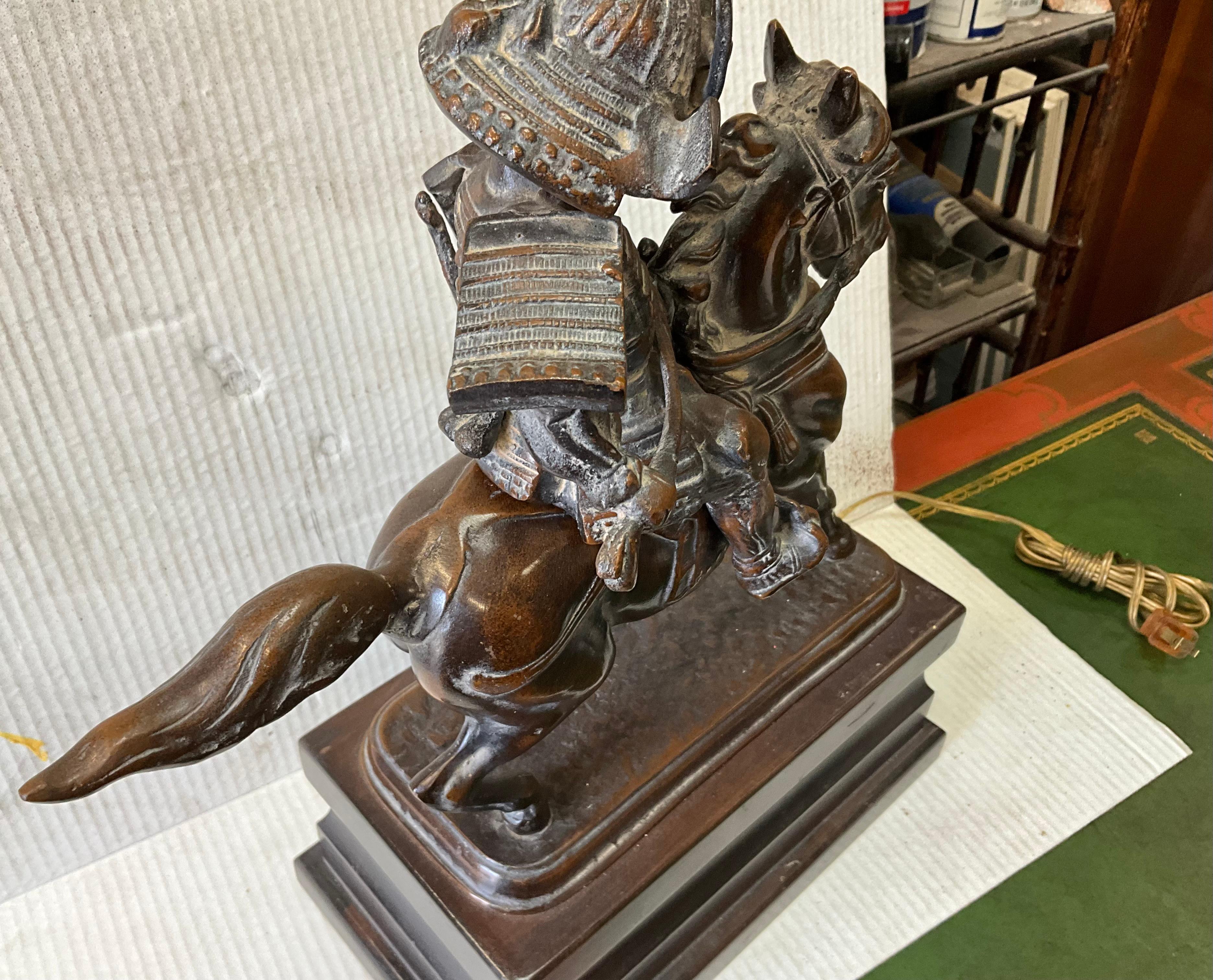 Américain Lampe de bureau chinoise guerrier et cheval en bronze Frederick Cooper en vente