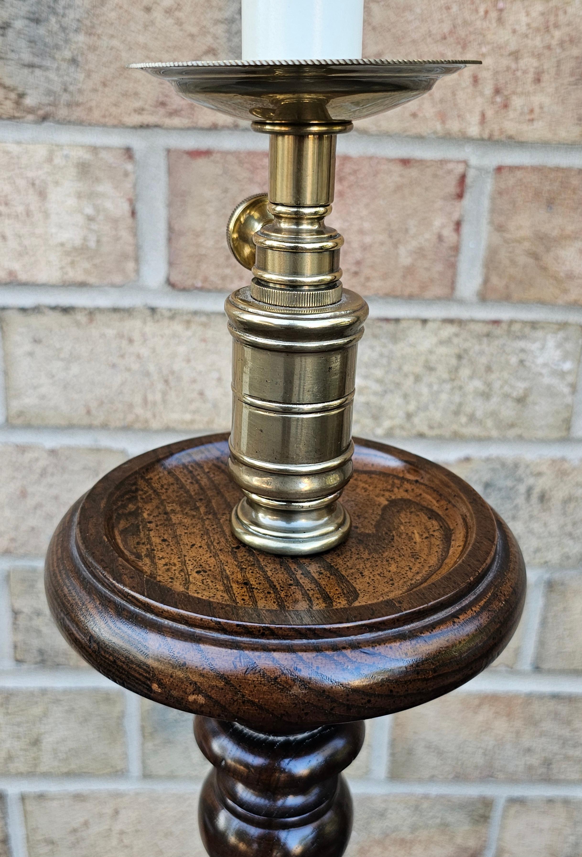 Mid-Century moderno Lampada da terra a bastoncino di Oak Frederick Cooper intagliata e macchiata in vendita
