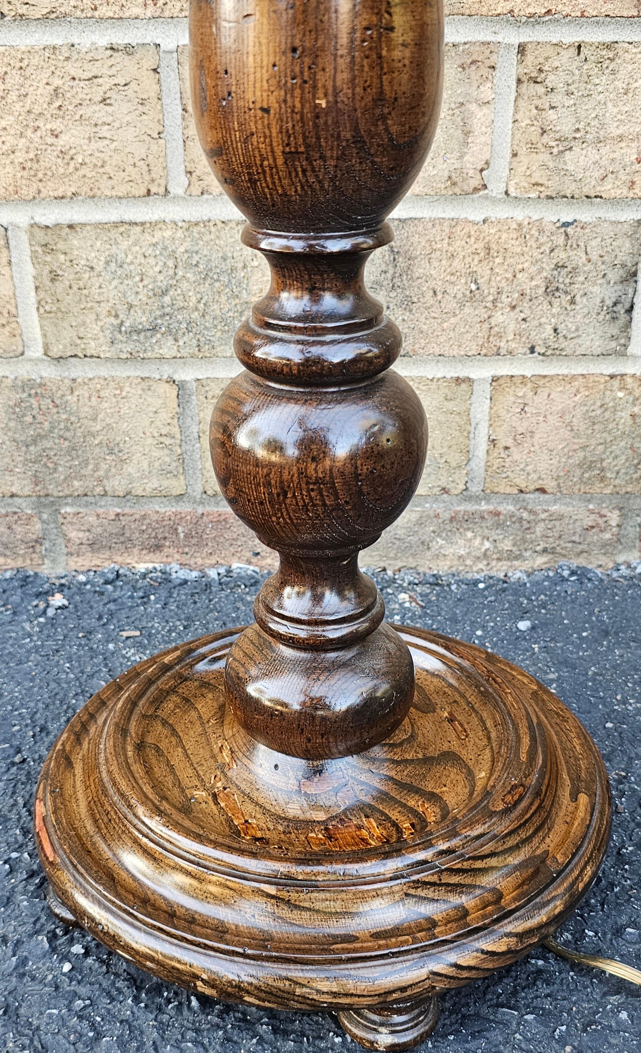 Americano Lampada da terra a bastoncino di Oak Frederick Cooper intagliata e macchiata in vendita