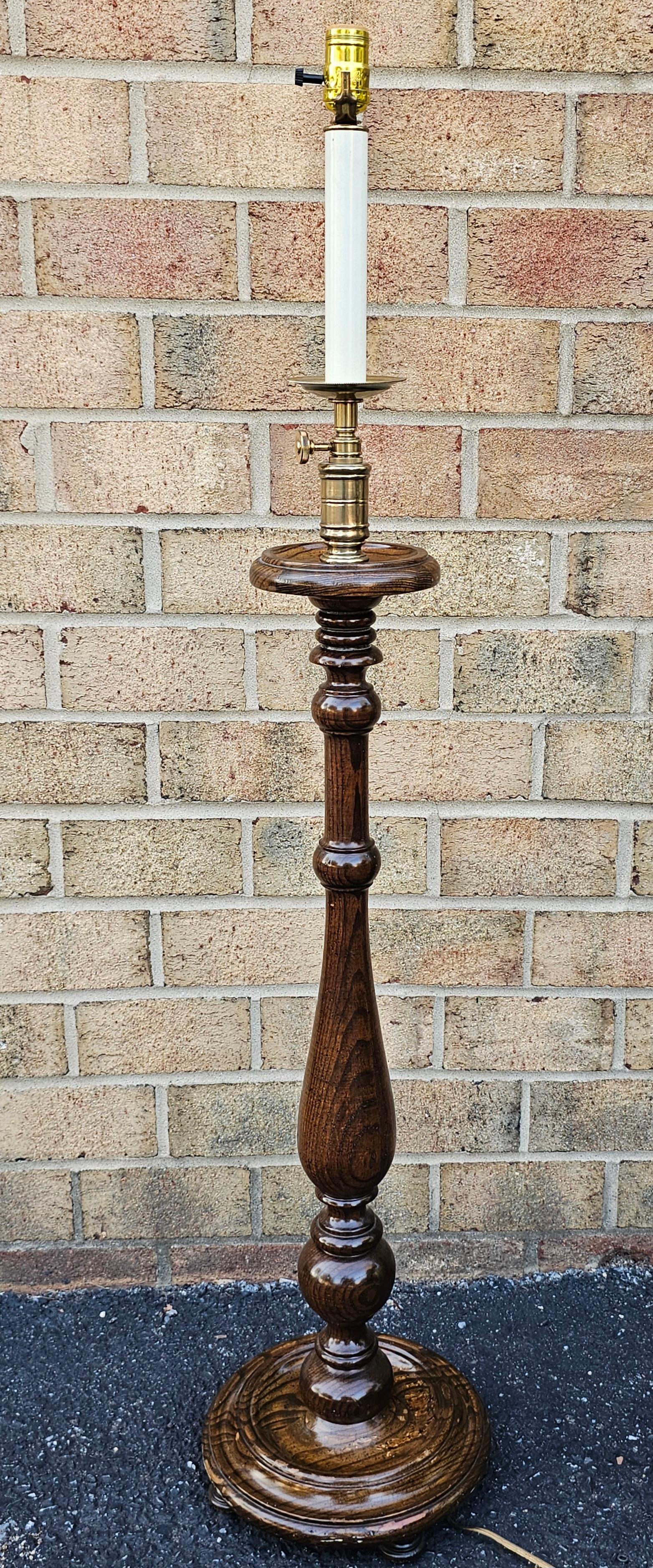 Lampada da terra a bastoncino di Oak Frederick Cooper intagliata e macchiata In condizioni buone in vendita a Germantown, MD