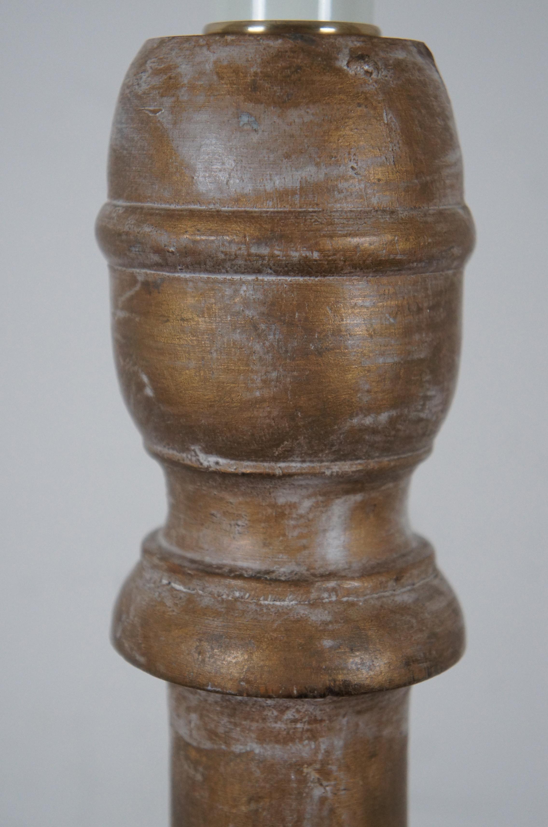 Frederick Cooper lampe de bureau à colonne en bois sculpté et or vieilli en vente 4