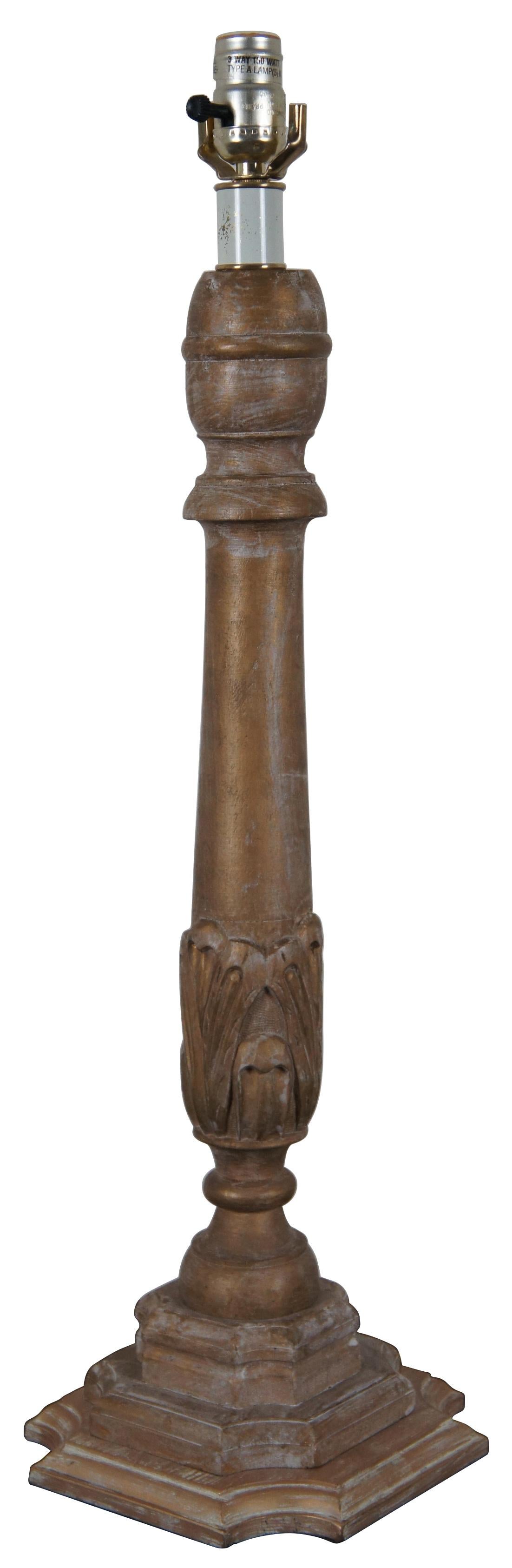 Néo-égyptien Frederick Cooper lampe de bureau à colonne en bois sculpté et or vieilli en vente