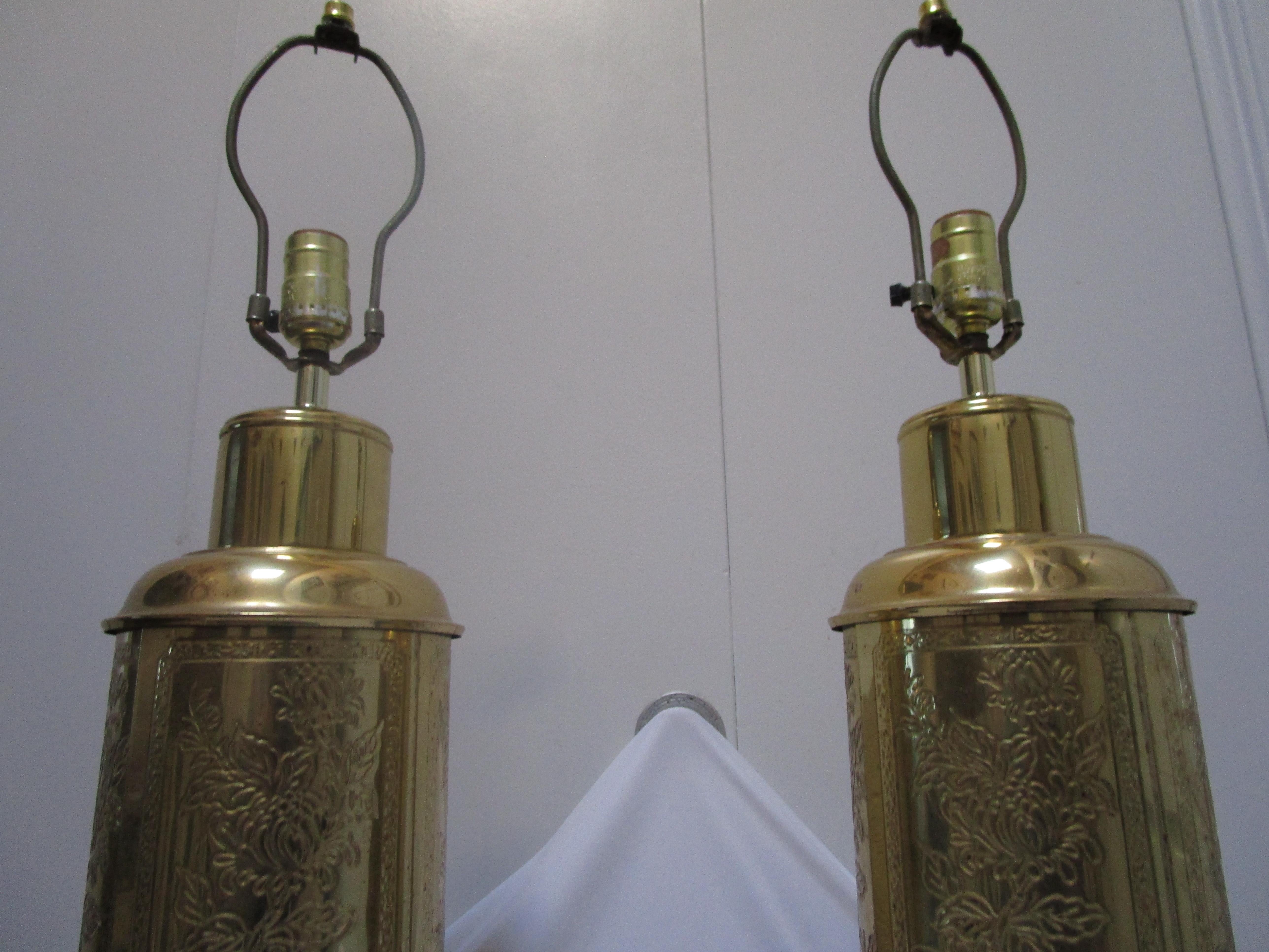 Pair of Frederick Cooper Chinoiserie Etched Brass Vintage Tea Caddy Table Lamps In Good Condition For Sale In Lomita, CA