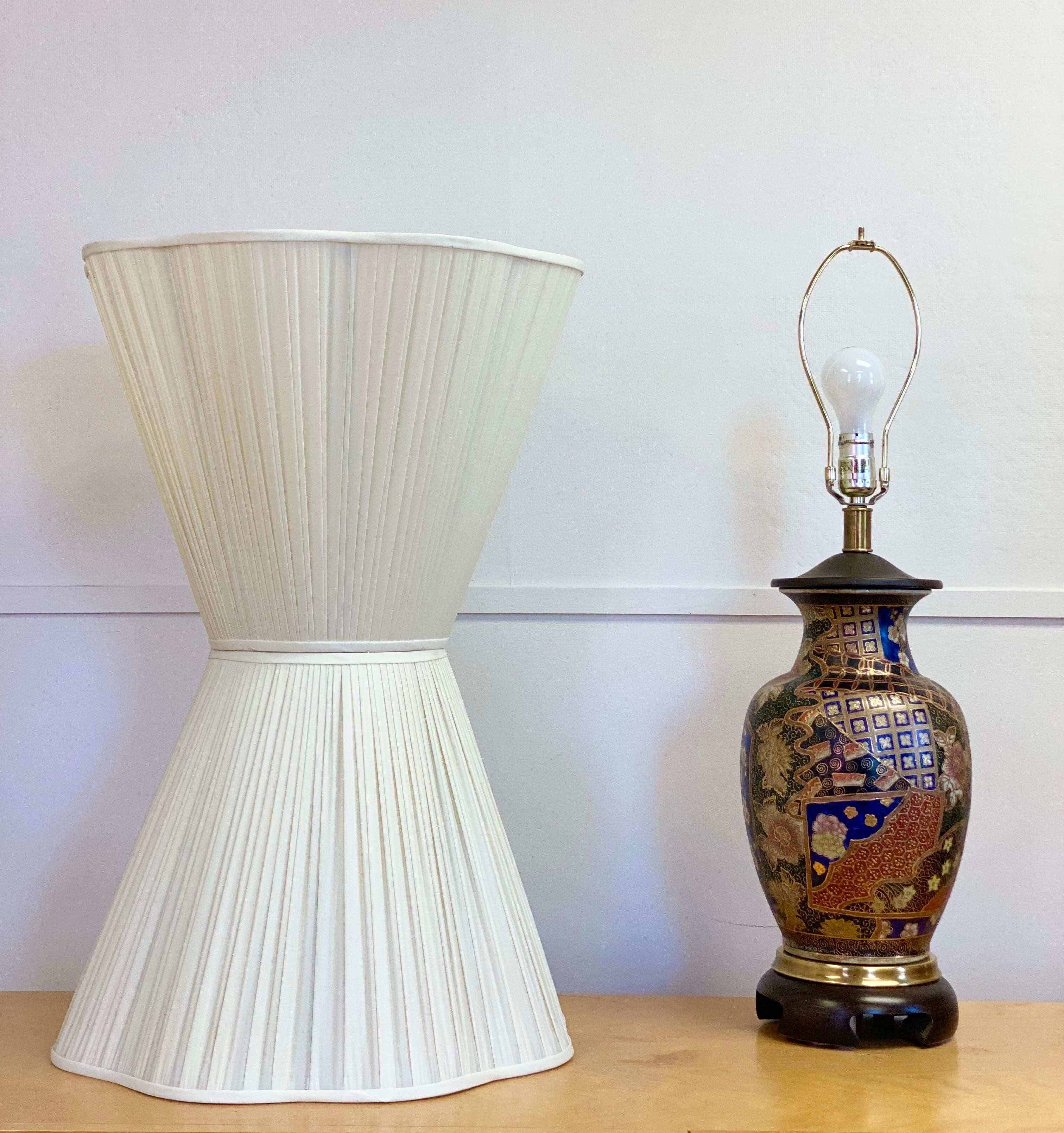 Frederick Cooper Chinoiserie Ginger Porcelain Table Lamps with Shades, a Pair In Good Condition In Farmington Hills, MI