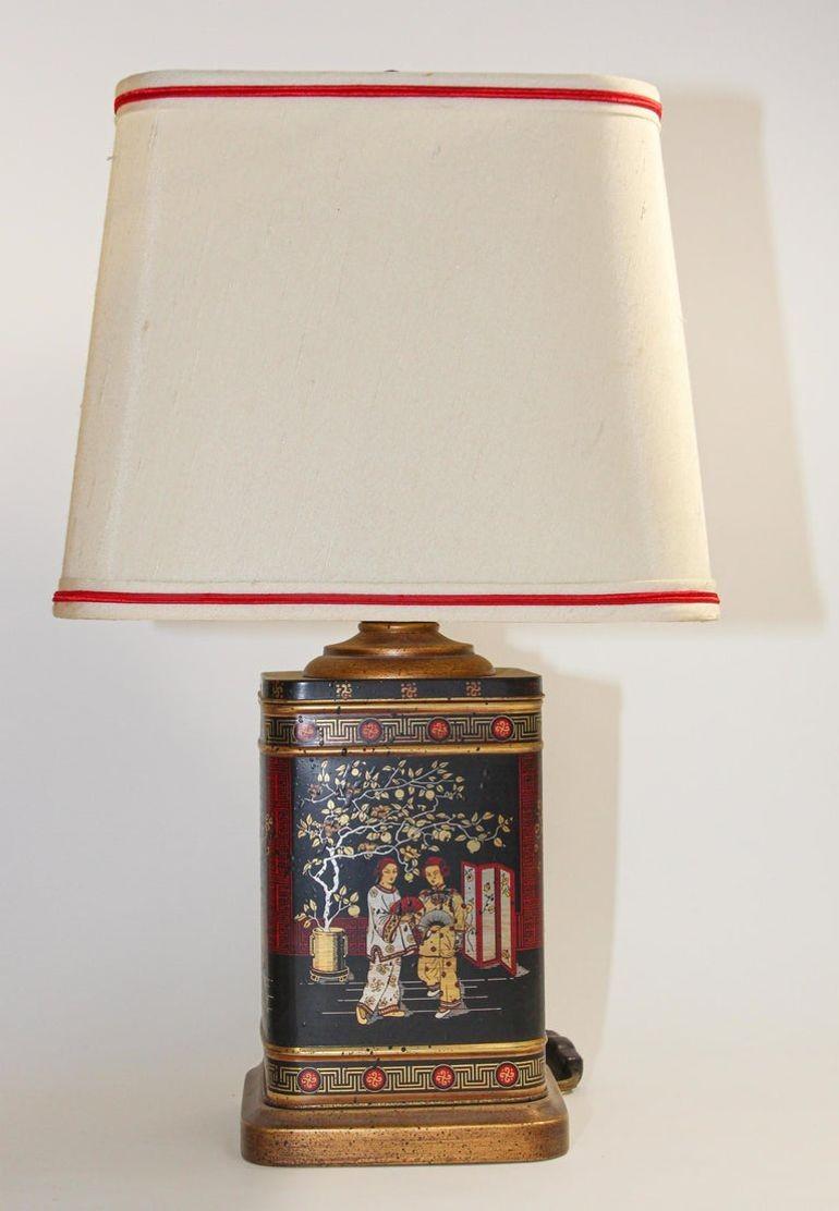 Juego de dos lámparas de sobremesa Frederick Cooper Chinoiserie vintage de los años 50.
Vintage Frederick Cooper Bote asiático de hojalata para té convertido en Lámpara de mesa,
Lámparas de mesa vintage, una grande y otra más pequeña, fabricadas por