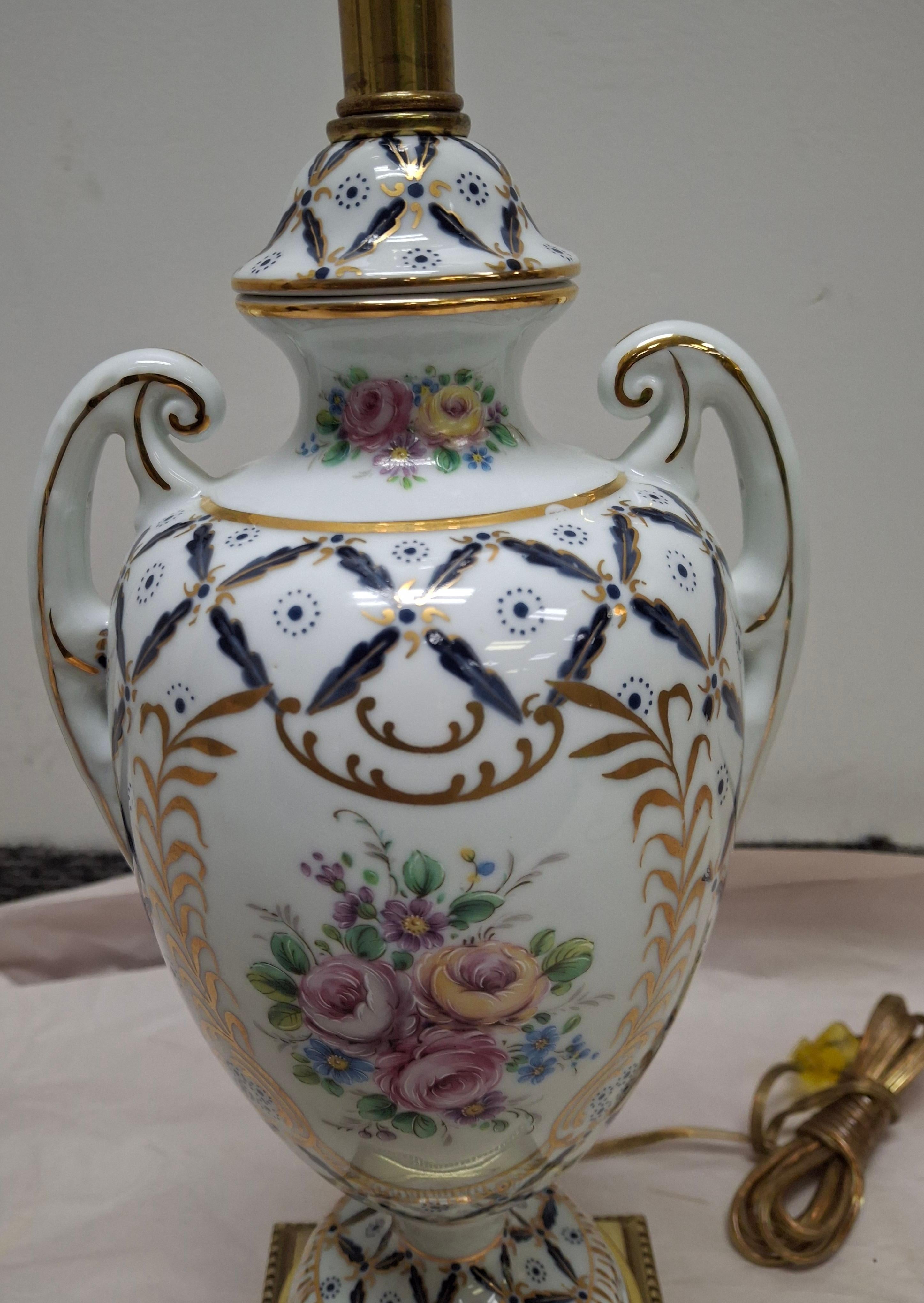 Americano Frederick Cooper European Style Decorated Porcelain Urn Form Table Lamp in vendita