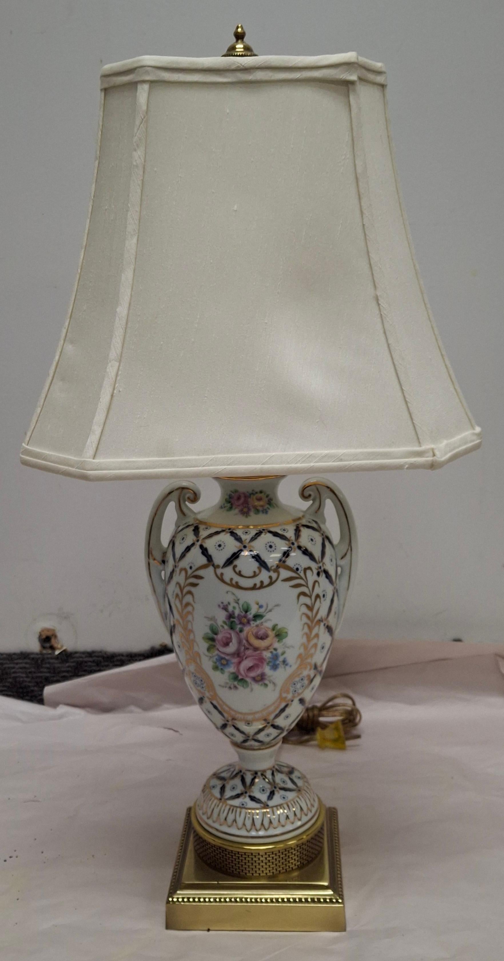 Frederick Cooper European Style Decorated Porcelain Urn Form Table Lamp In condizioni buone in vendita a Germantown, MD