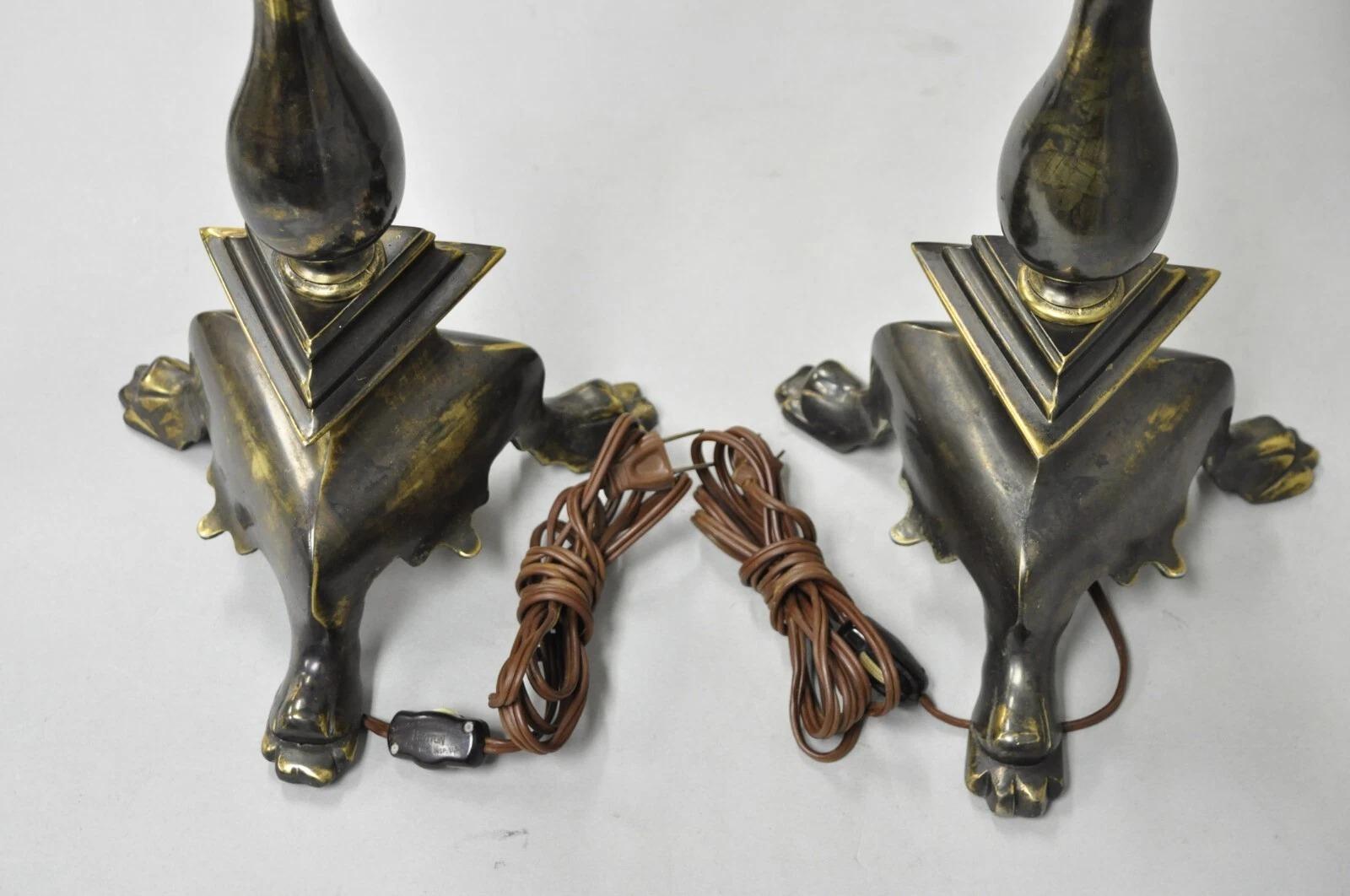 Frederick Cooper Pareja de lámparas de mesa de candelabro de trompeta con pátina de latón del Imperio Francés en venta 4
