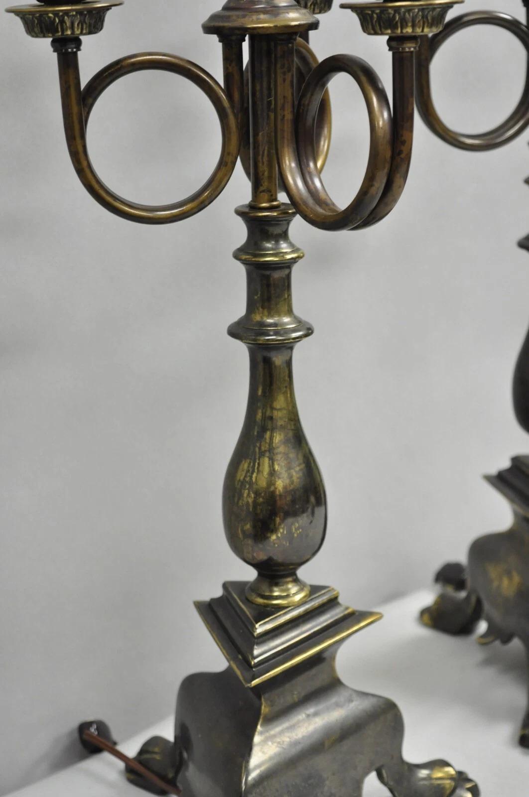 Frederick Cooper Pareja de lámparas de mesa de candelabro de trompeta con pátina de latón del Imperio Francés en venta 5