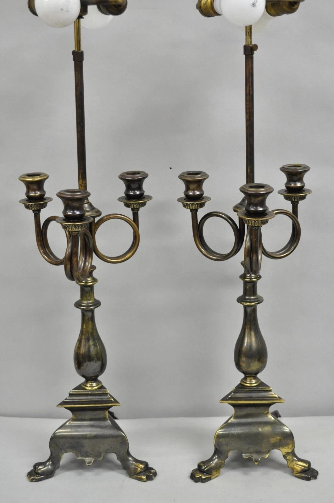 Frederick Cooper Pareja de lámparas de mesa de candelabro de trompeta con pátina de latón del Imperio Francés en venta 6