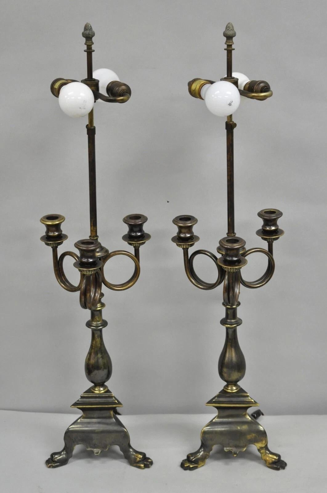 Frederick Cooper Pareja de lámparas de mesa de candelabro de trompeta con pátina de latón del Imperio Francés Desconocido en venta
