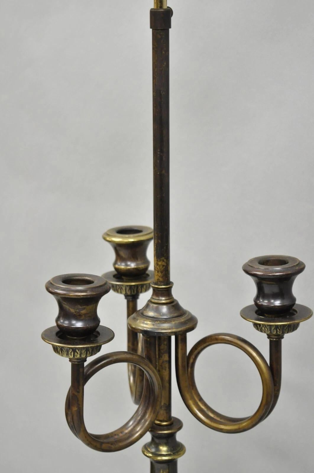 Frederick Cooper Pareja de lámparas de mesa de candelabro de trompeta con pátina de latón del Imperio Francés en Bueno estado para la venta en Philadelphia, PA