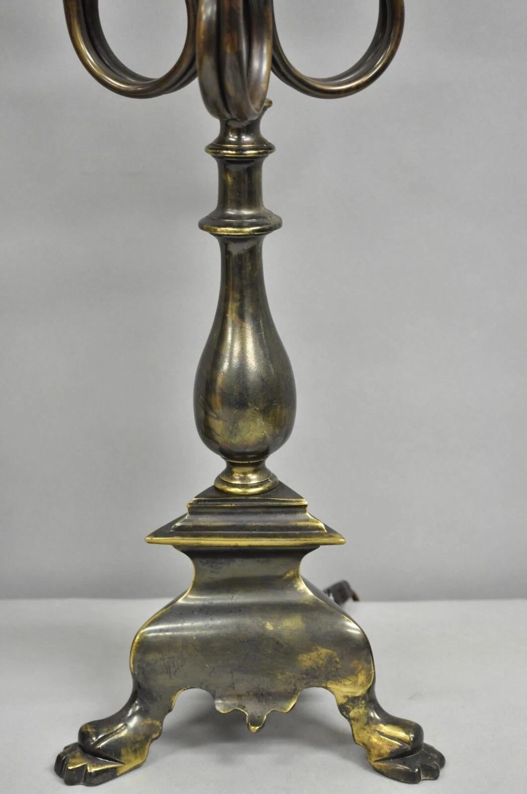 Frederick Cooper Pareja de lámparas de mesa de candelabro de trompeta con pátina de latón del Imperio Francés siglo XX en venta