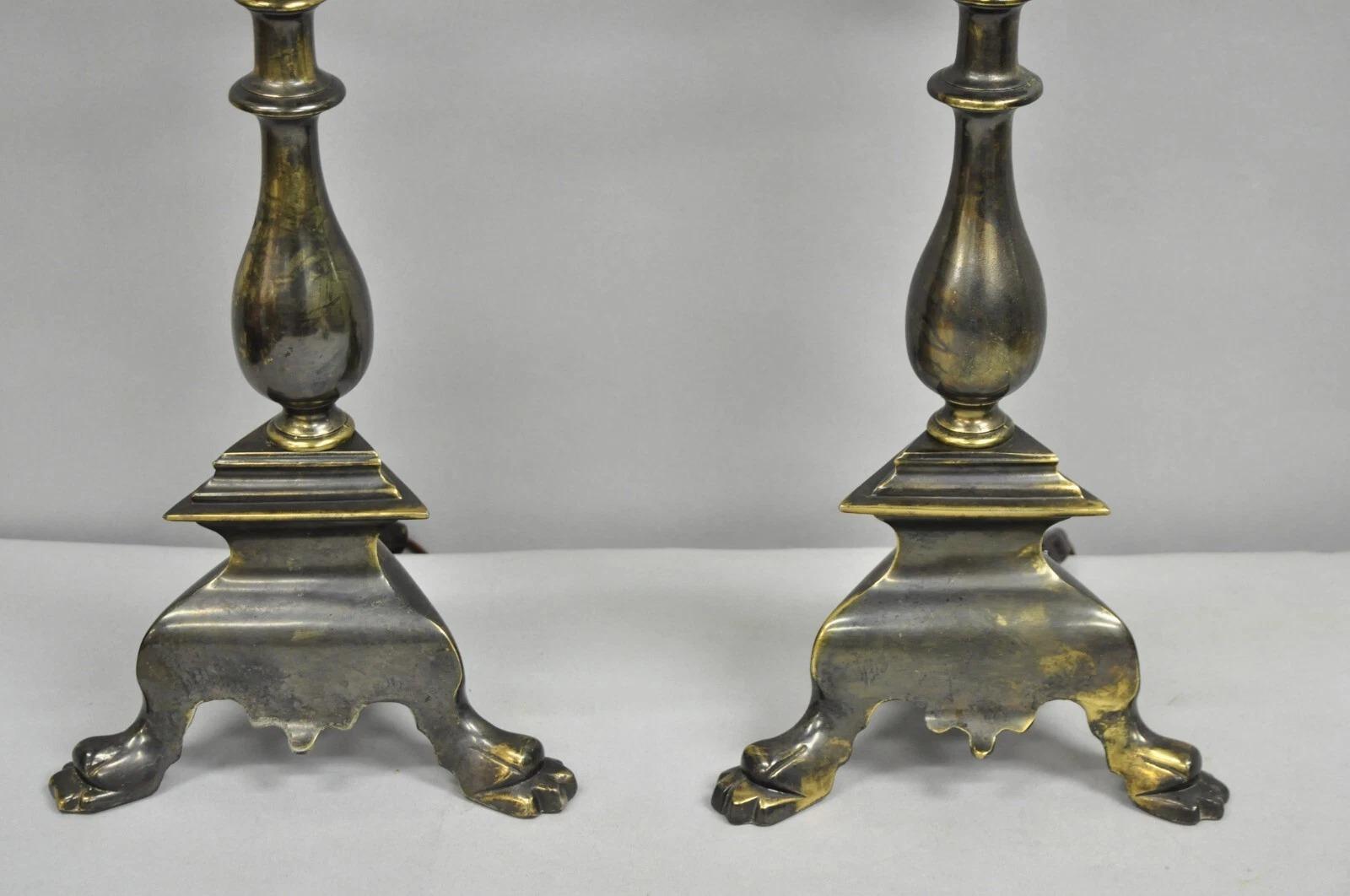 Frederick Cooper Pareja de lámparas de mesa de candelabro de trompeta con pátina de latón del Imperio Francés Latón en venta