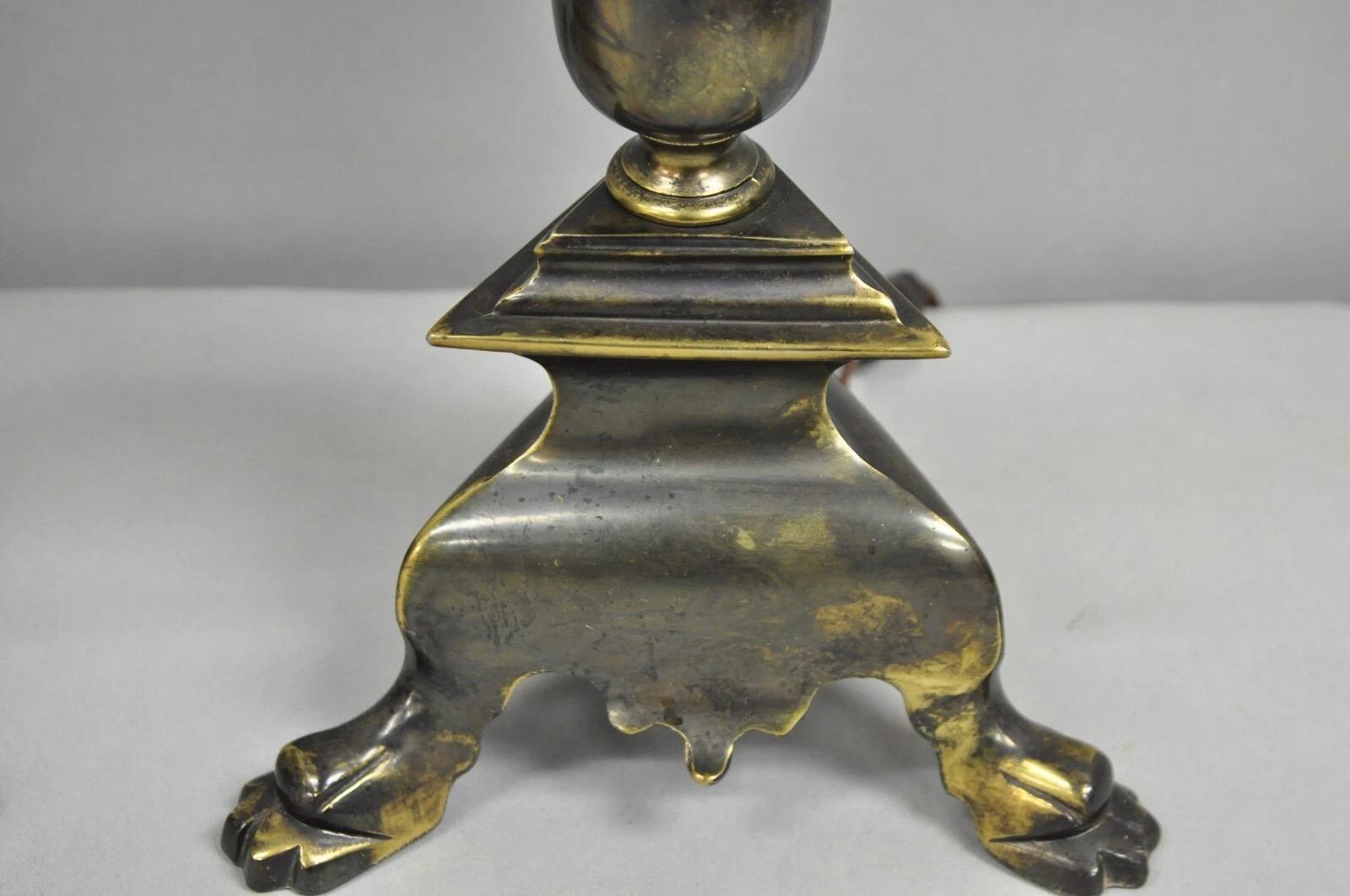 Frederick Cooper Pareja de lámparas de mesa de candelabro de trompeta con pátina de latón del Imperio Francés en venta 1