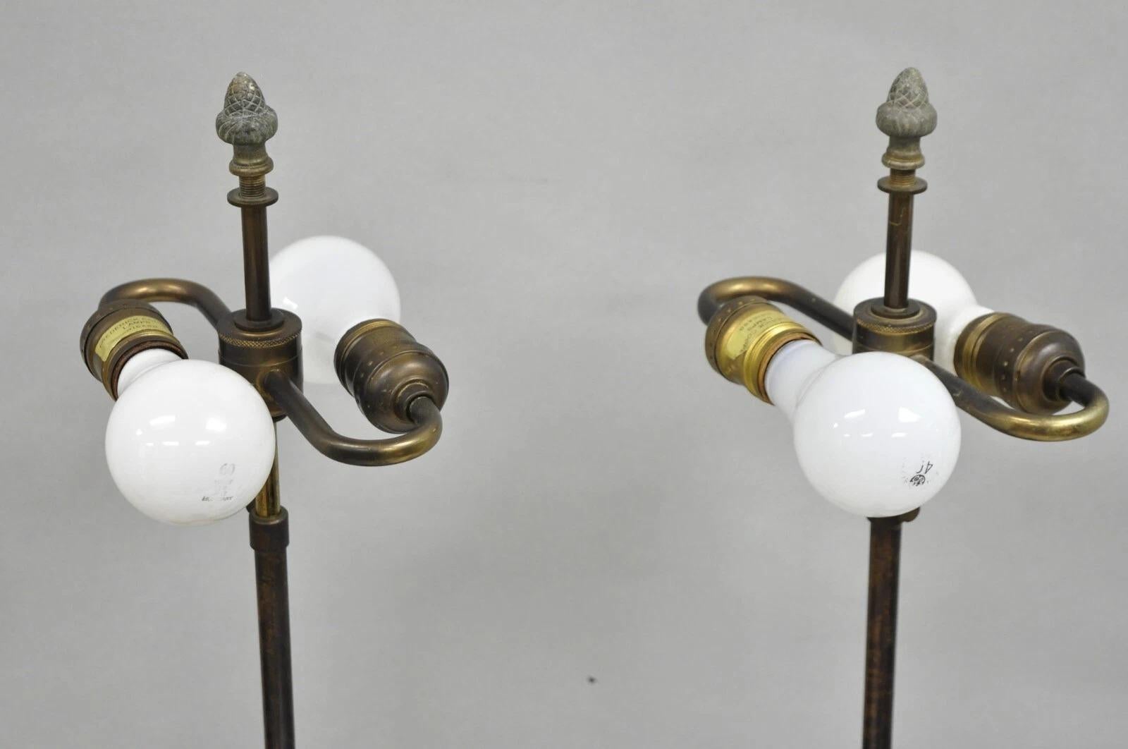 Frederick Cooper Pareja de lámparas de mesa de candelabro de trompeta con pátina de latón del Imperio Francés en venta 2