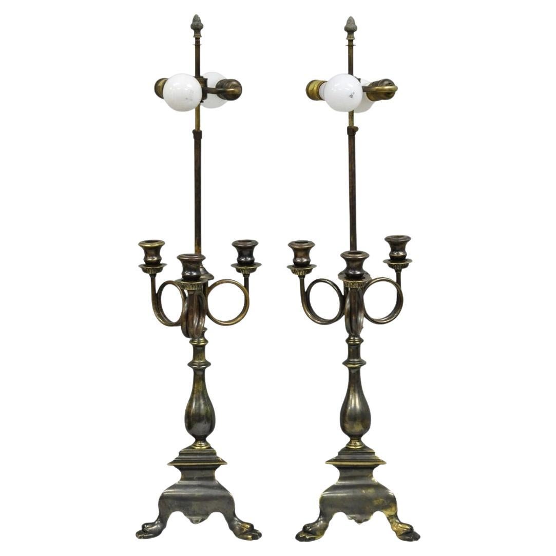 Frederick Cooper Pareja de lámparas de mesa de candelabro de trompeta con pátina de latón del Imperio Francés en venta
