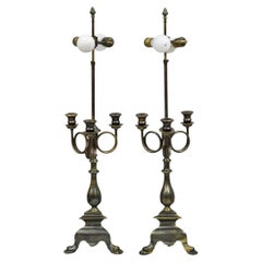 Frederick Cooper Pareja de lámparas de mesa de candelabro de trompeta con pátina de latón del Imperio Francés