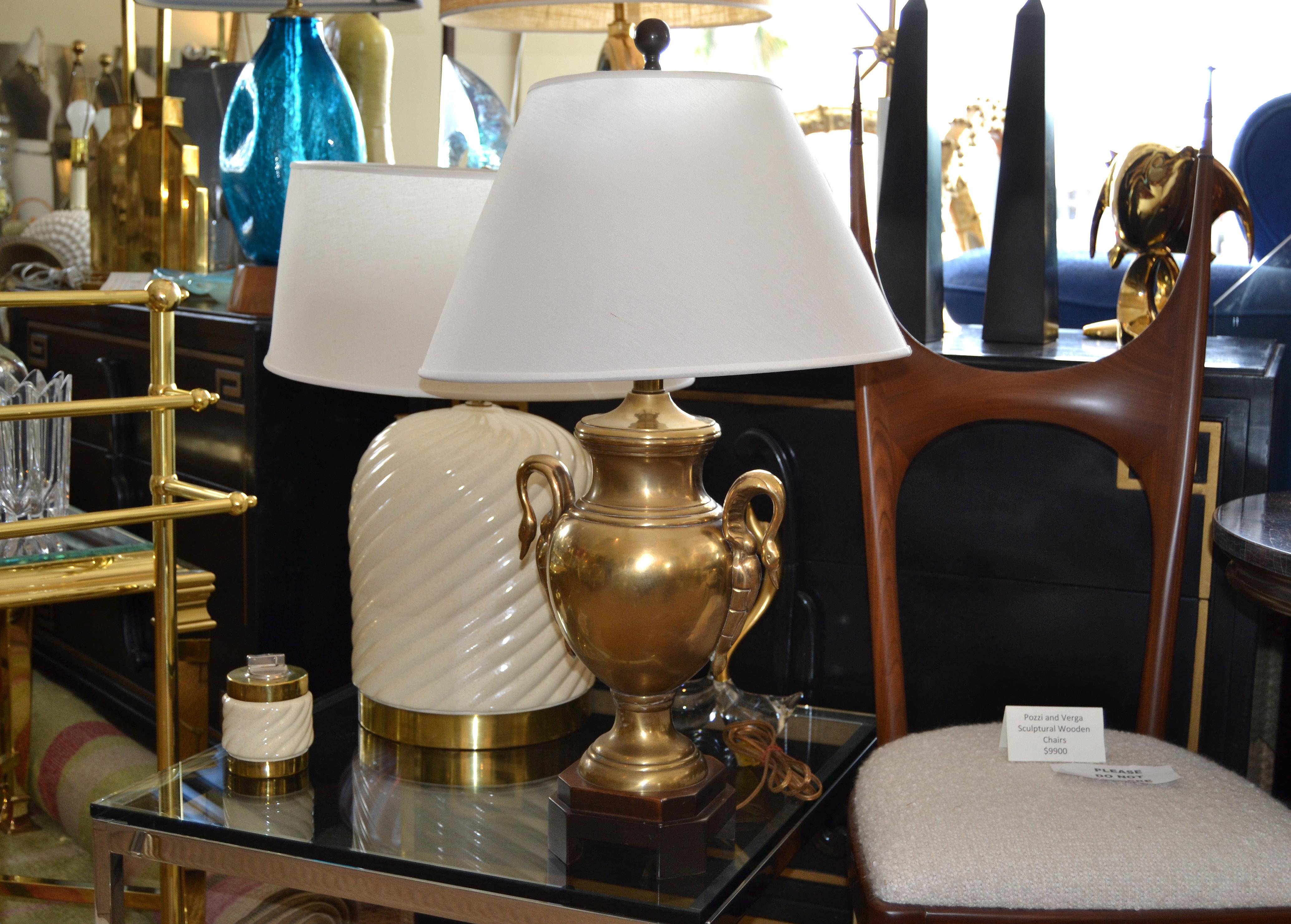 1960 Hollywood Regency heavy brass table lamp on wooden base with swan details.
In perfect working condition and uses a max. 75 watts light bulb.
Marked on the socket.
NOm shade.