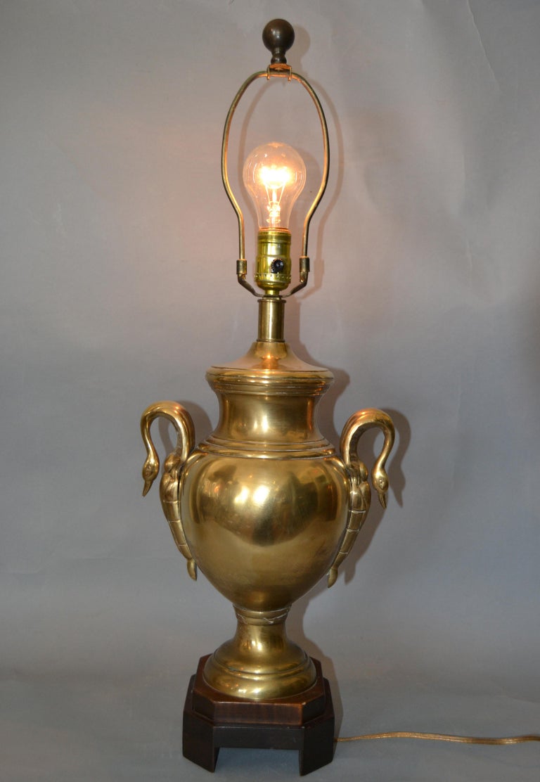 Frederick Cooper Hollywood Regency Heavy Brass Swan Details and Wood Table Lamp  In Good Condition For Sale In Miami, FL