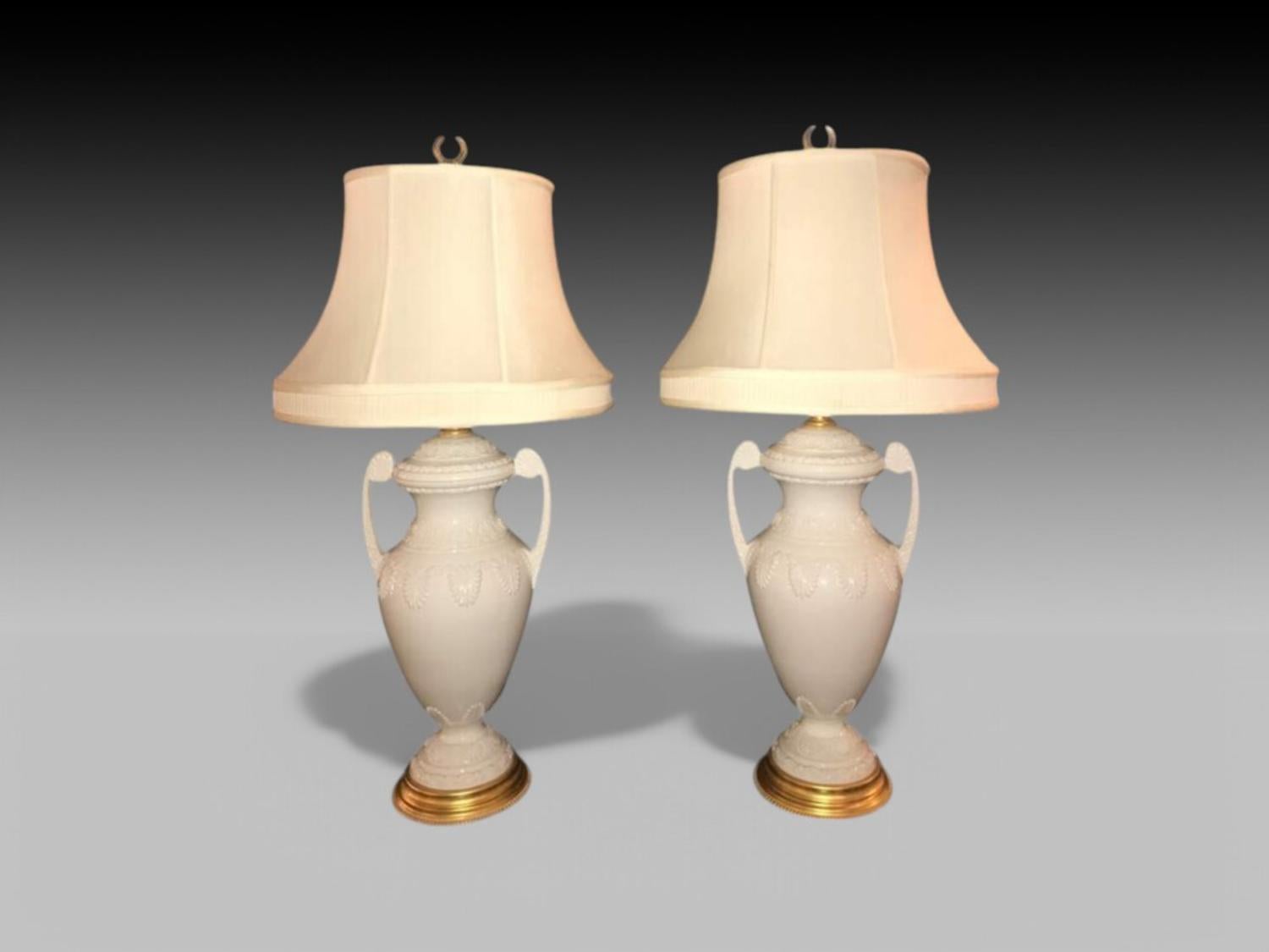 Frederick Cooper, Lenox, Style néoclassique, Porcelaine blanche, Giltwood, Lampes de table, 20e C.

Paire de lampes de table ou de bureau en porcelaine conçues par Frederick Cooper pour Lenox et produites à la fin du XXe siècle.

Porcelaine blanche,
