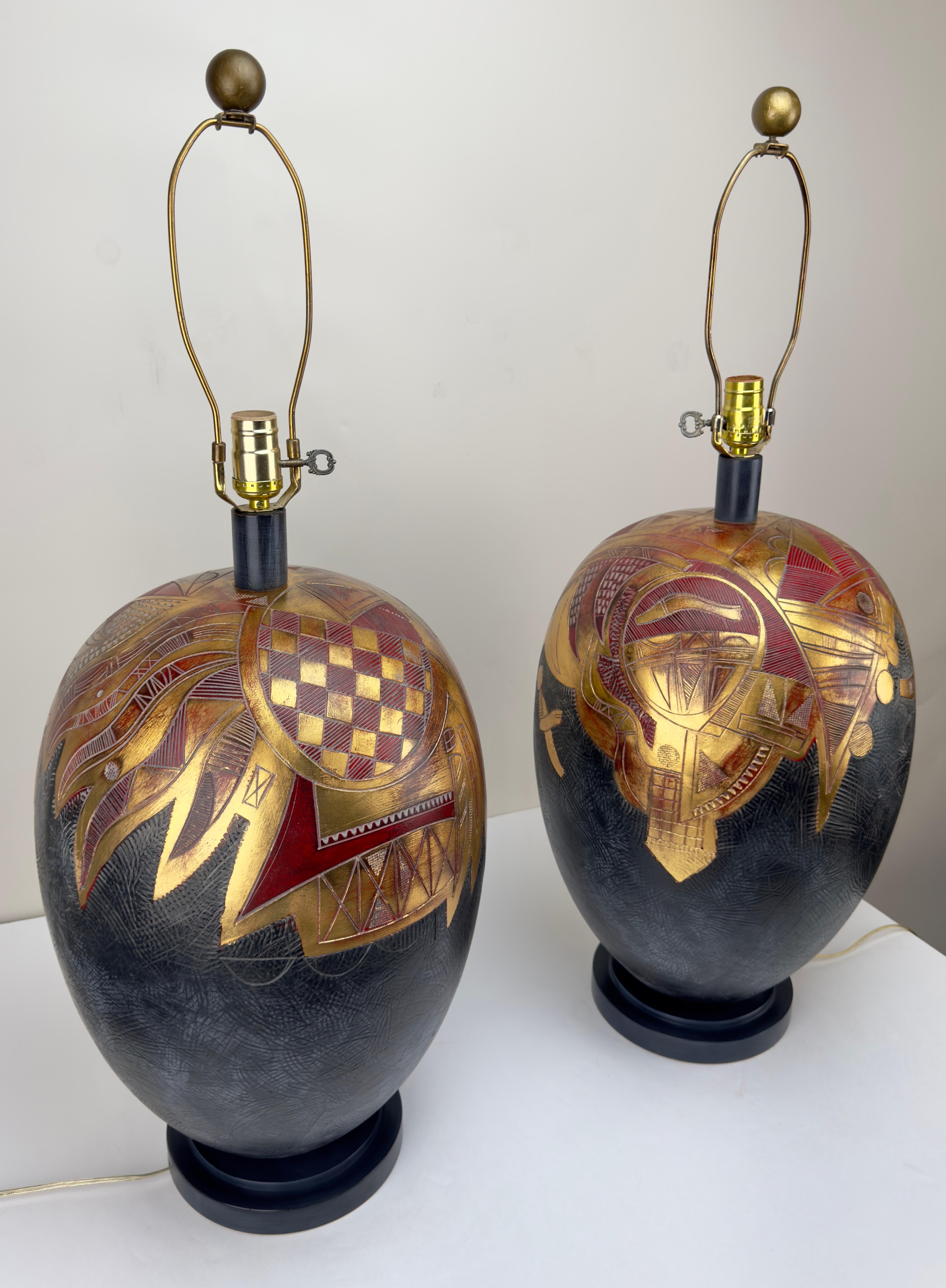 Una coppia di lampade da tavolo della metà del secolo scorso del famoso artista di Chicago Frederick Cooper. Queste lampade finemente scolpite hanno la forma di un grande vaso di zenzero ornato da disegni astratti in oro, bordeaux e nero. Realizzate